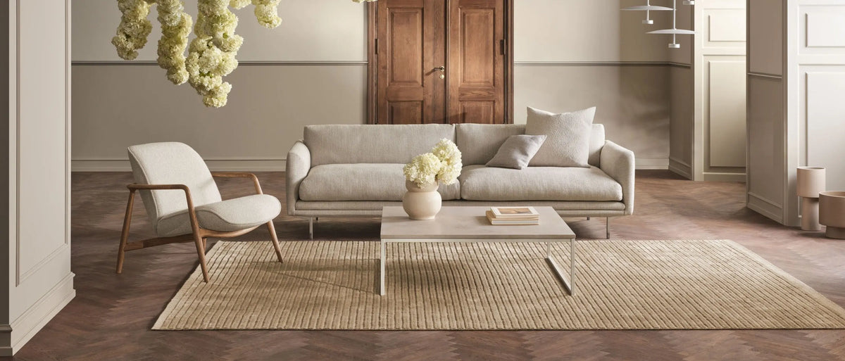 Sofa w stylu skandynawskim w jasnym salonie