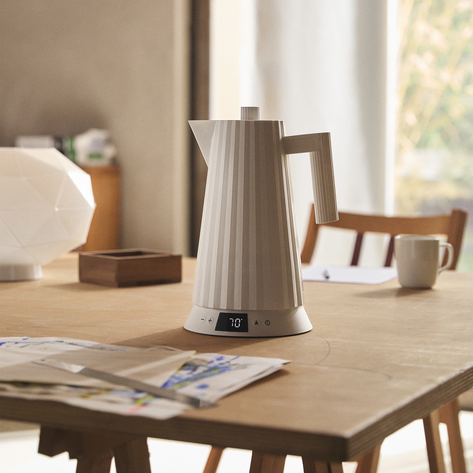 Biely elektrický čajník s reguláciou teploty PLISSÉ