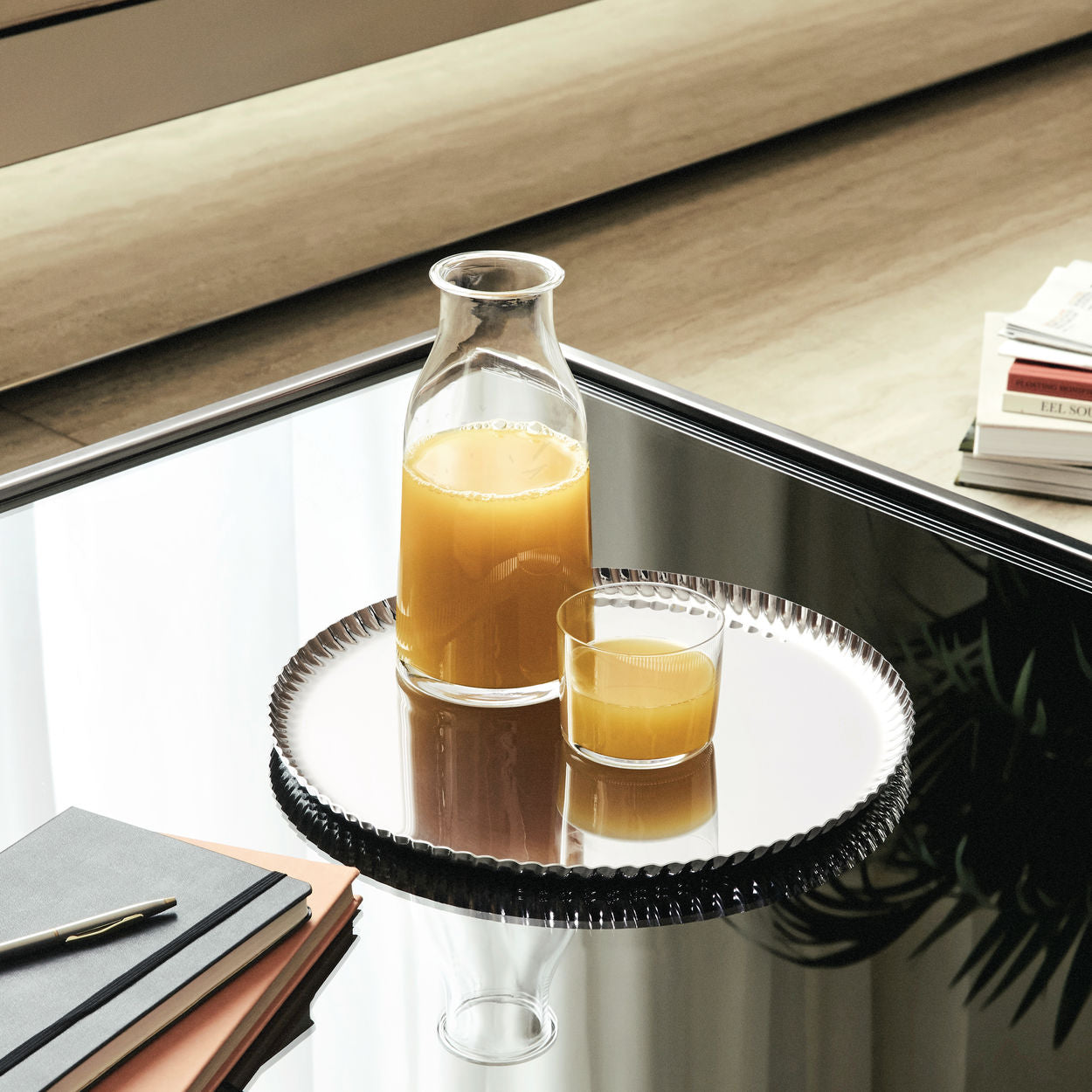 Čierny pletený okrúhly podnos z ocele