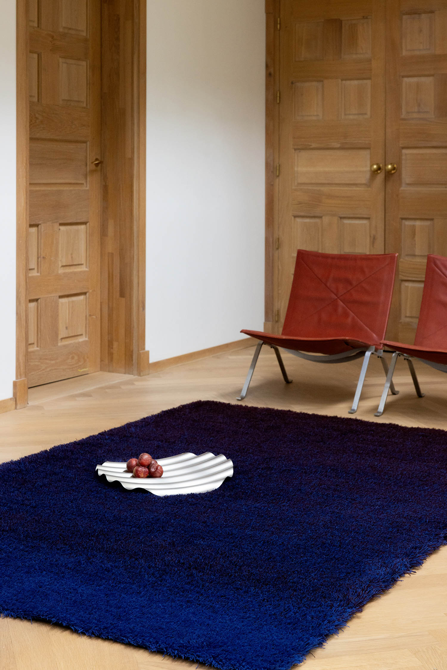 SHADE HIGH navy blue rug with long pile