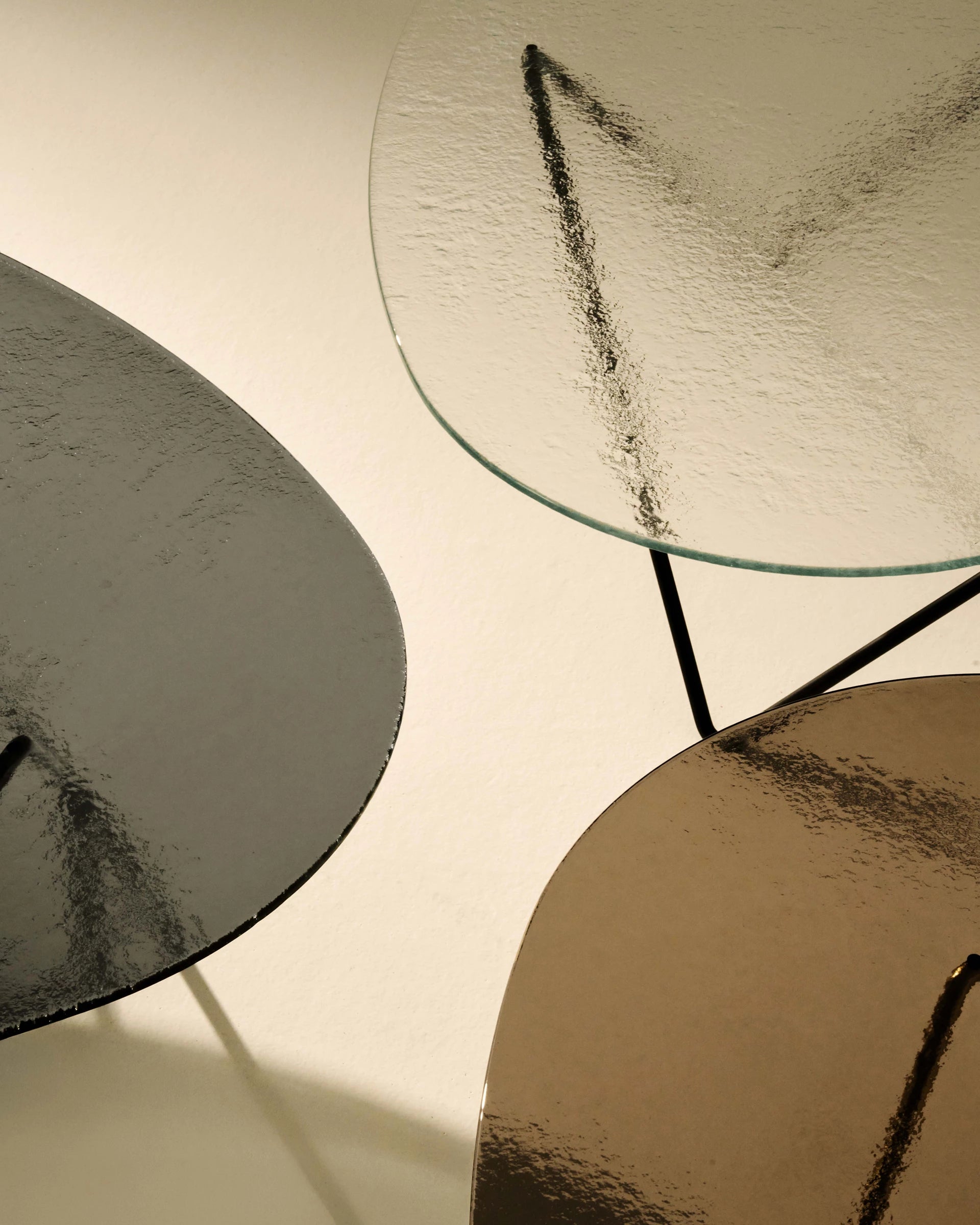 Kávový stolík PEDRERA transparentné sklo s čiernym podstavcom