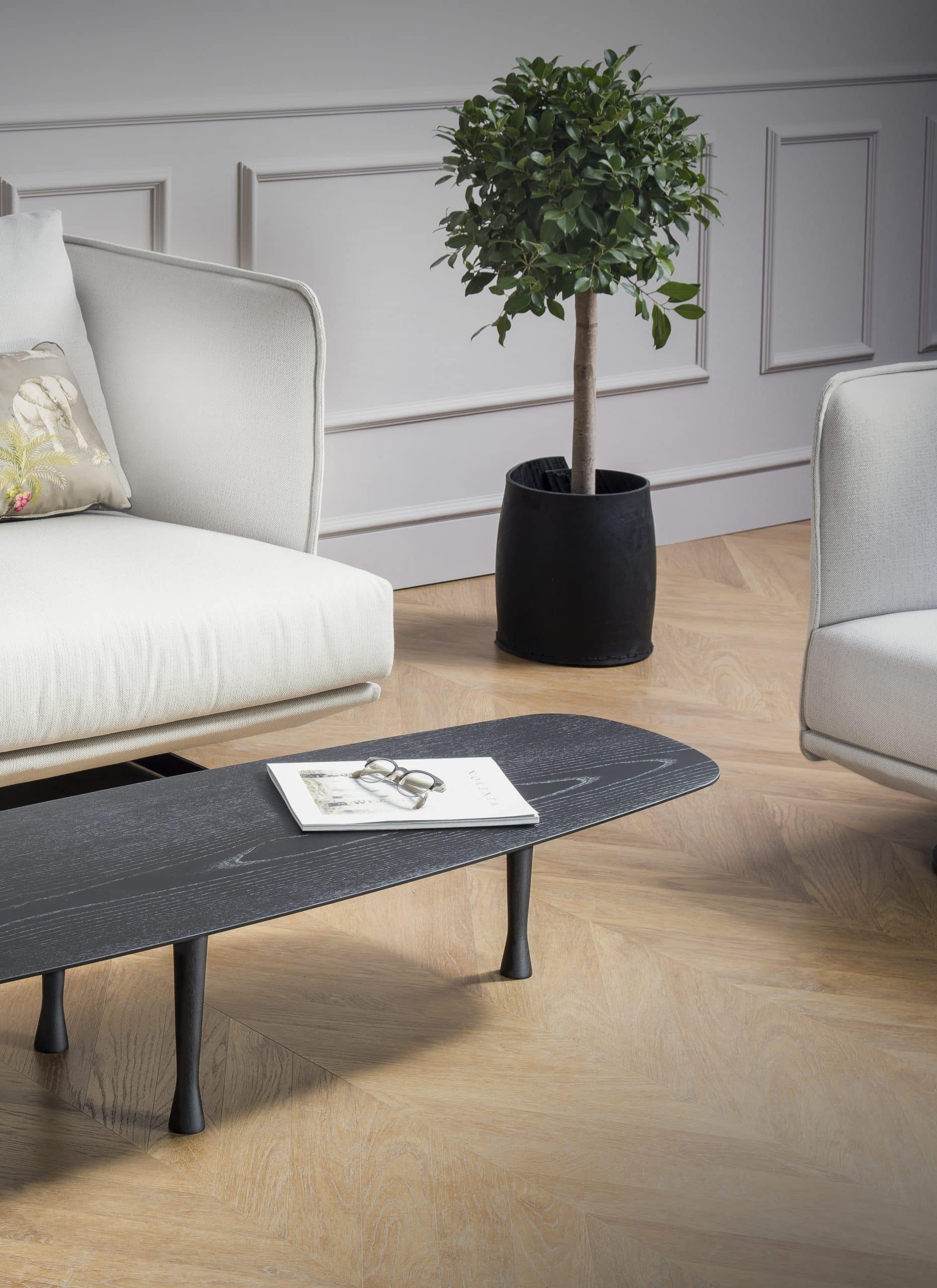 Okrúhly konferenčný stolík UNIQUE čierny jaseňový dyha