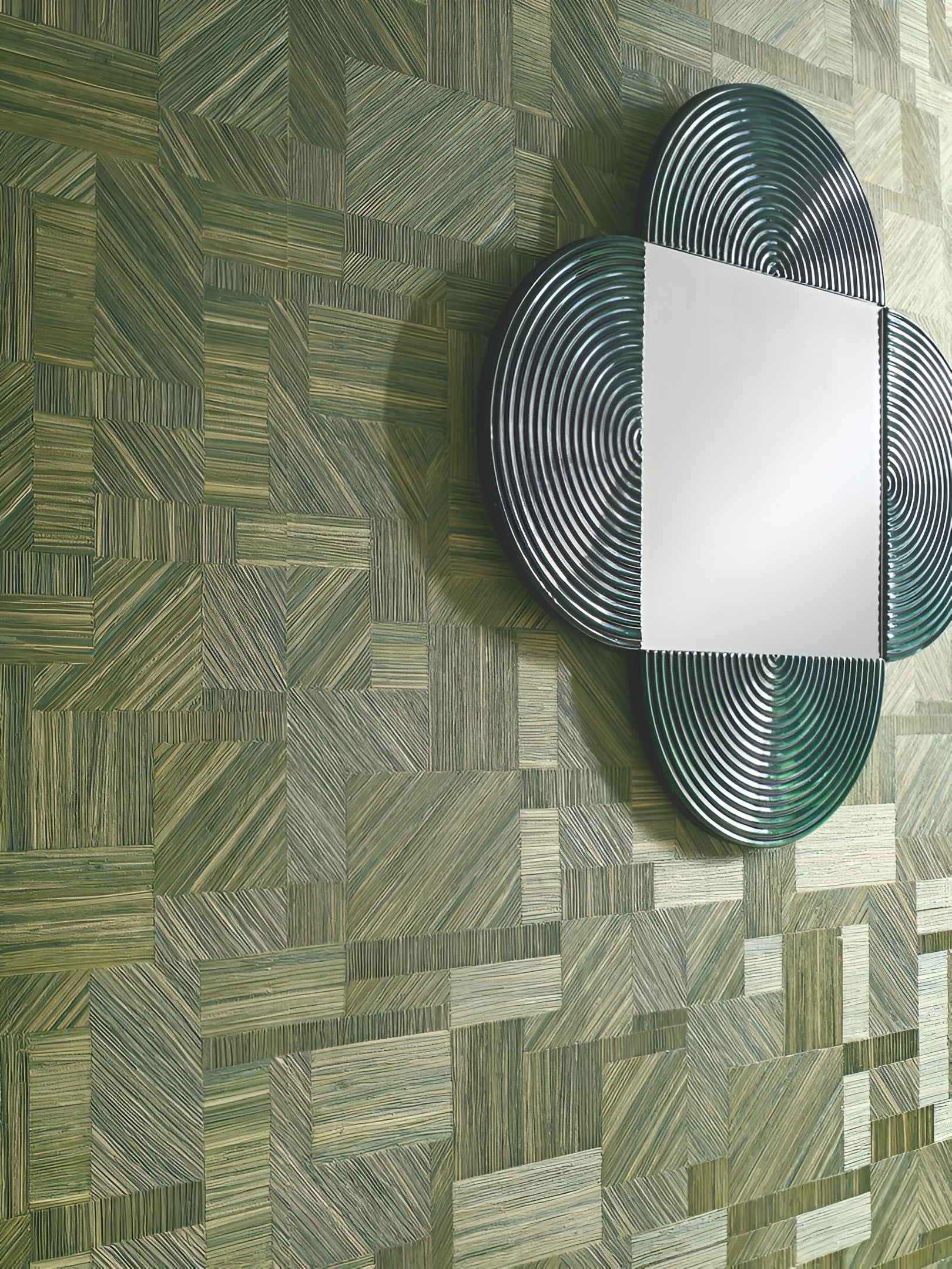 Tapeta štrukturálna geometrická imitujúca slamenný patchwork IMBRICATION - ZELENÁ MOUSSE