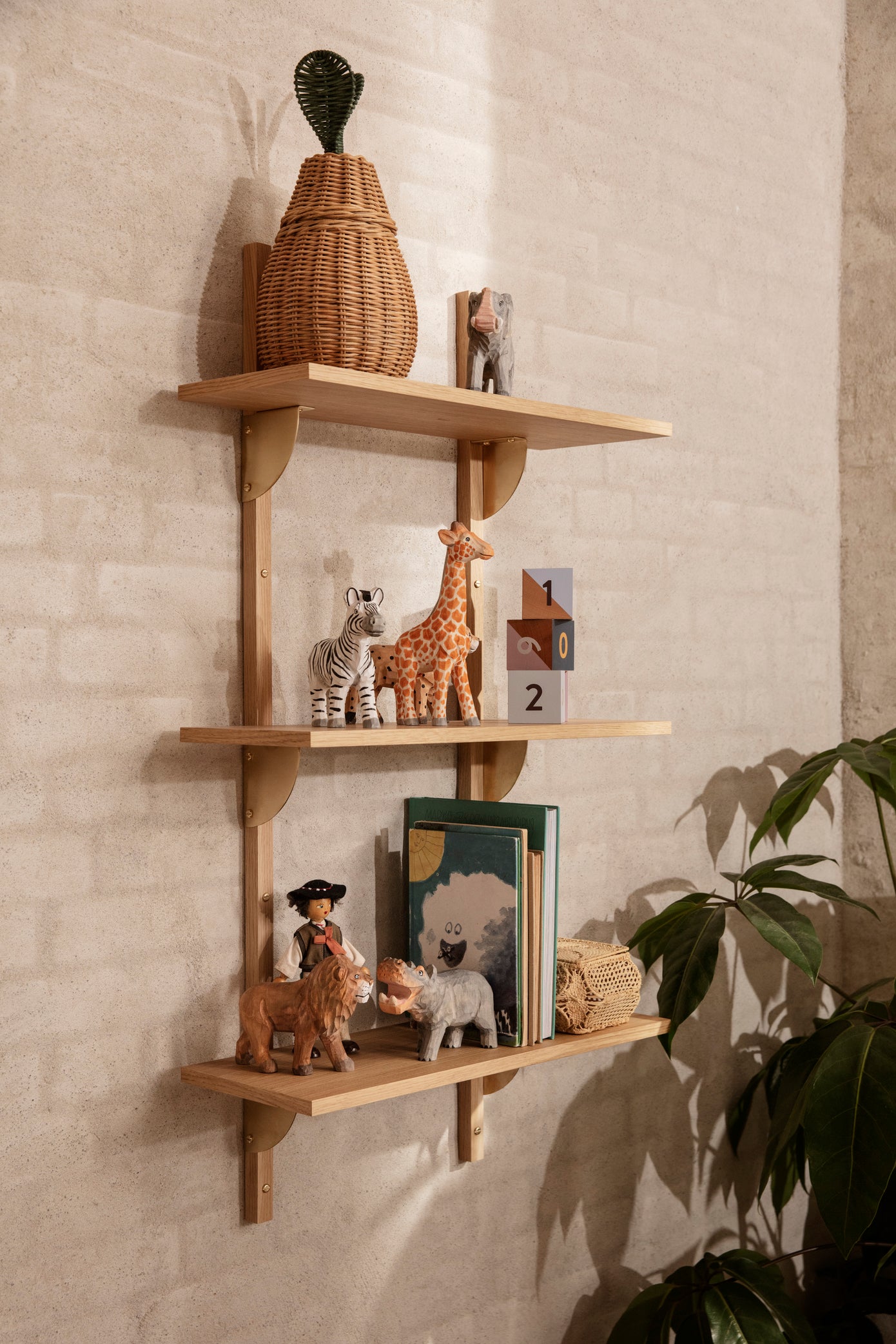 SECTOR TRIPLE NARROW shelf in oak veneer with a brass finish
