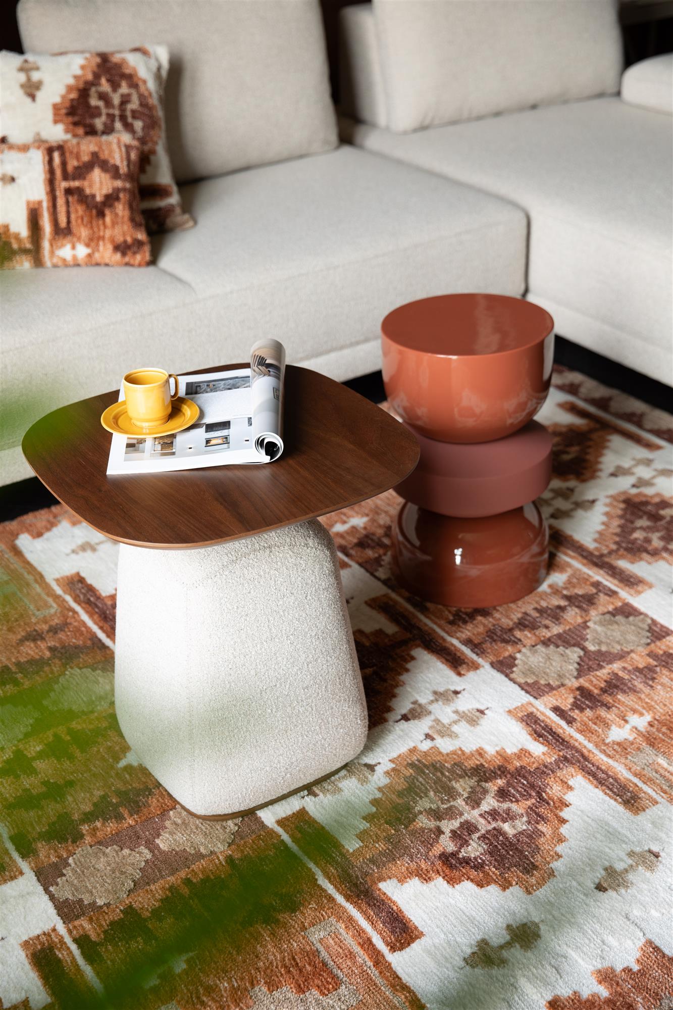 Bocný stolík SHELLY béžový s orechovým vrchom