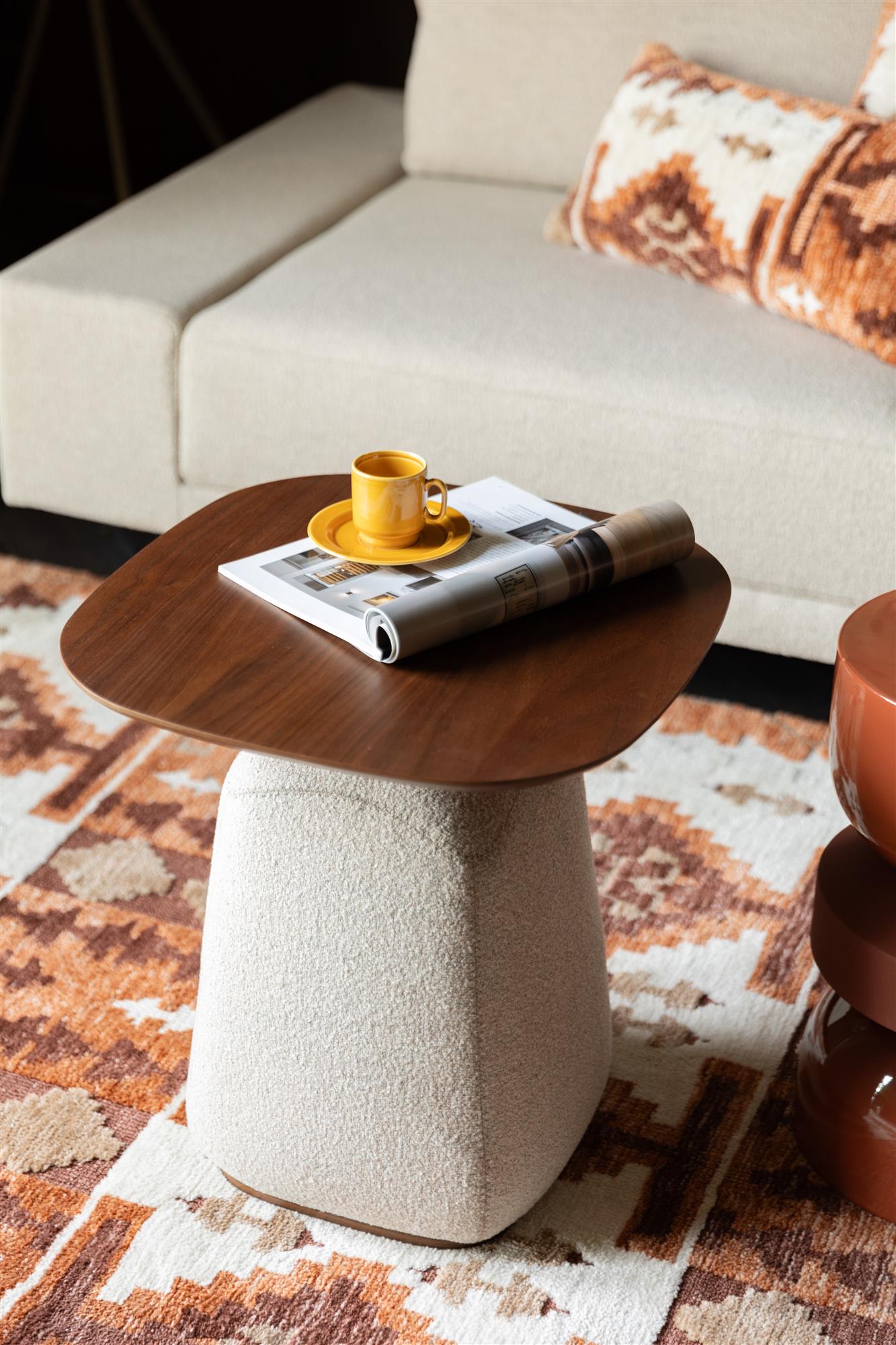 Bocný stolík SHELLY béžový s orechovým vrchom