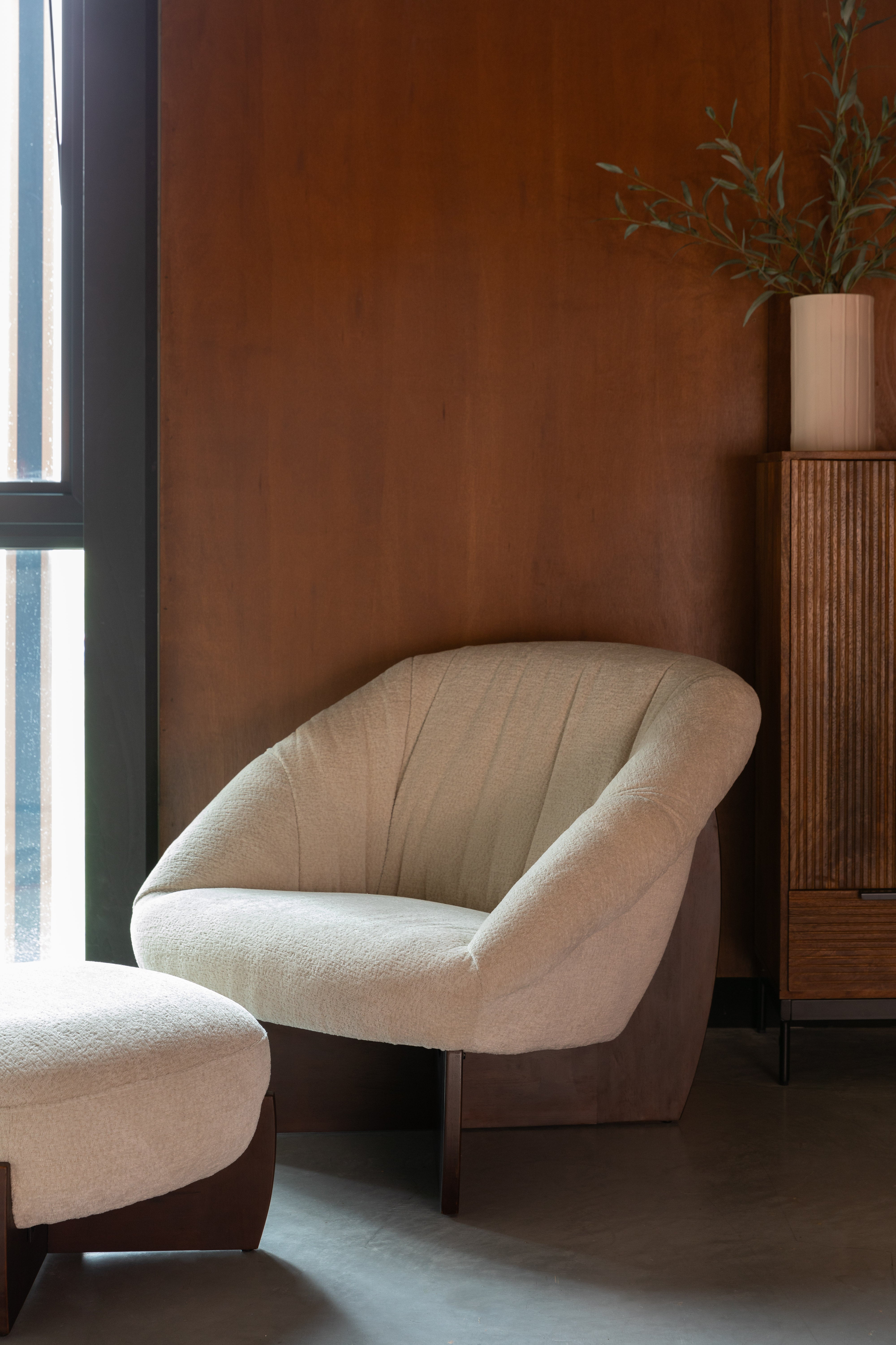 EMILIUS pouf in beige with a wooden base