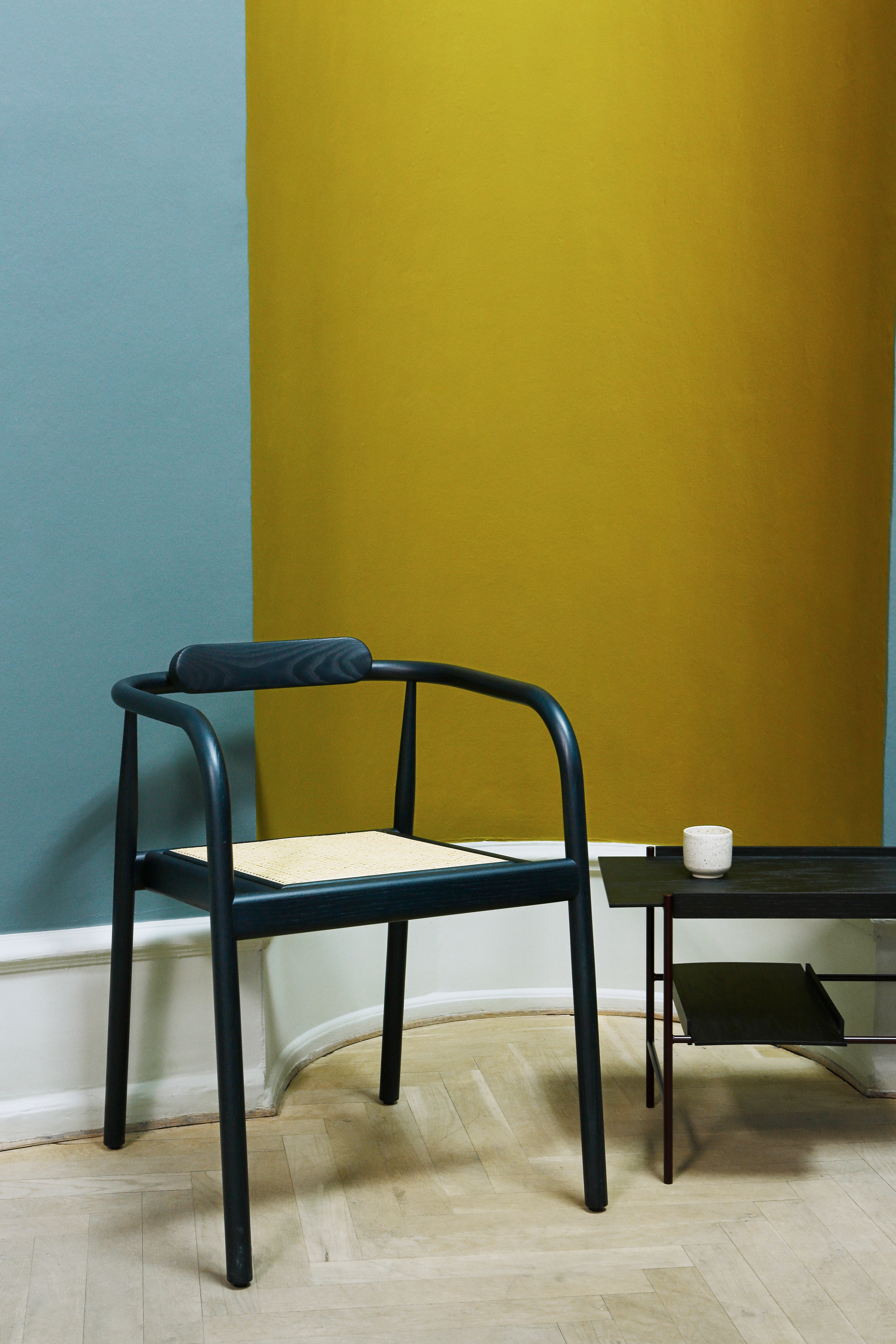 Stolička AHM čierna