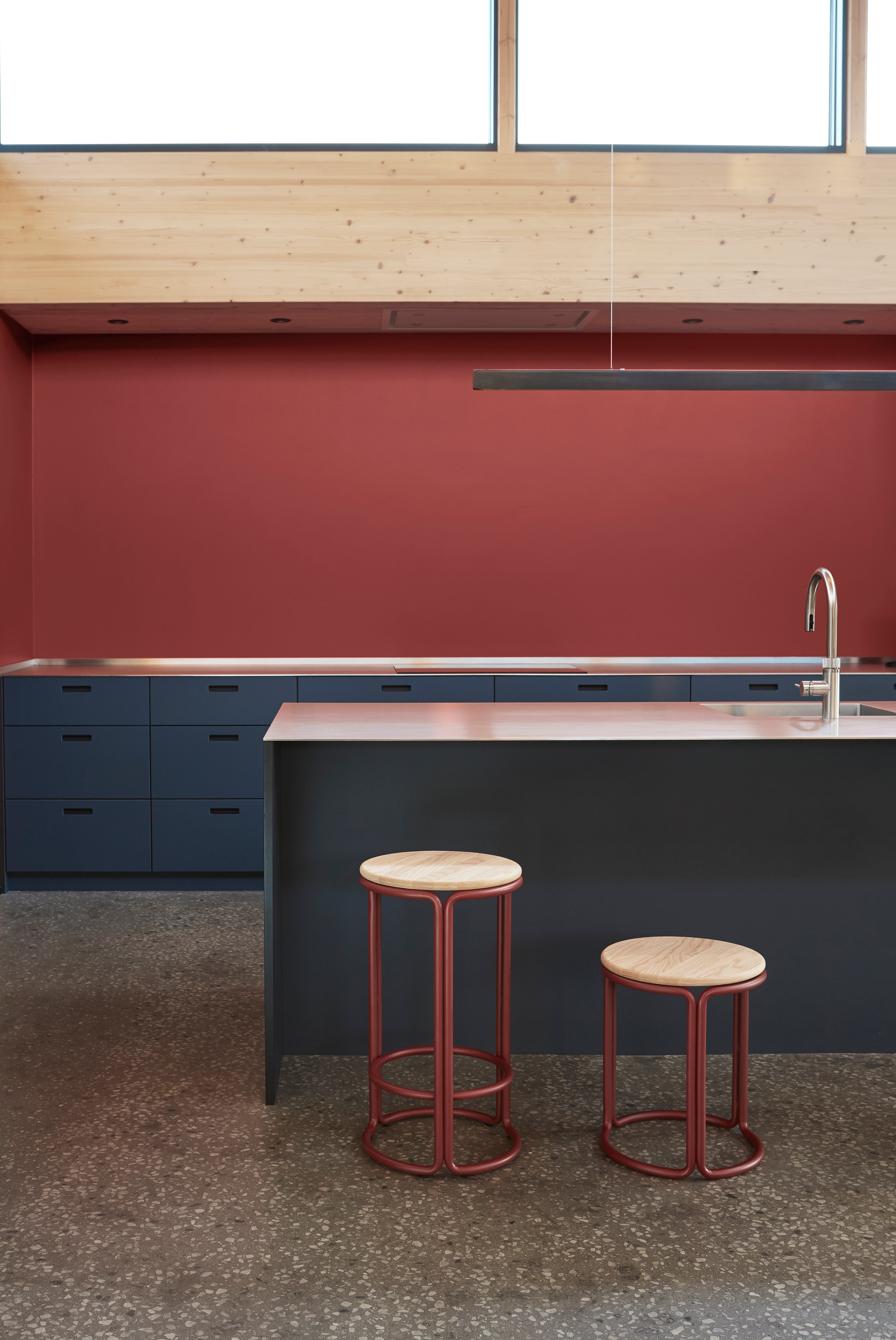 Hoker HARDIE červený s prírodným sedadlom