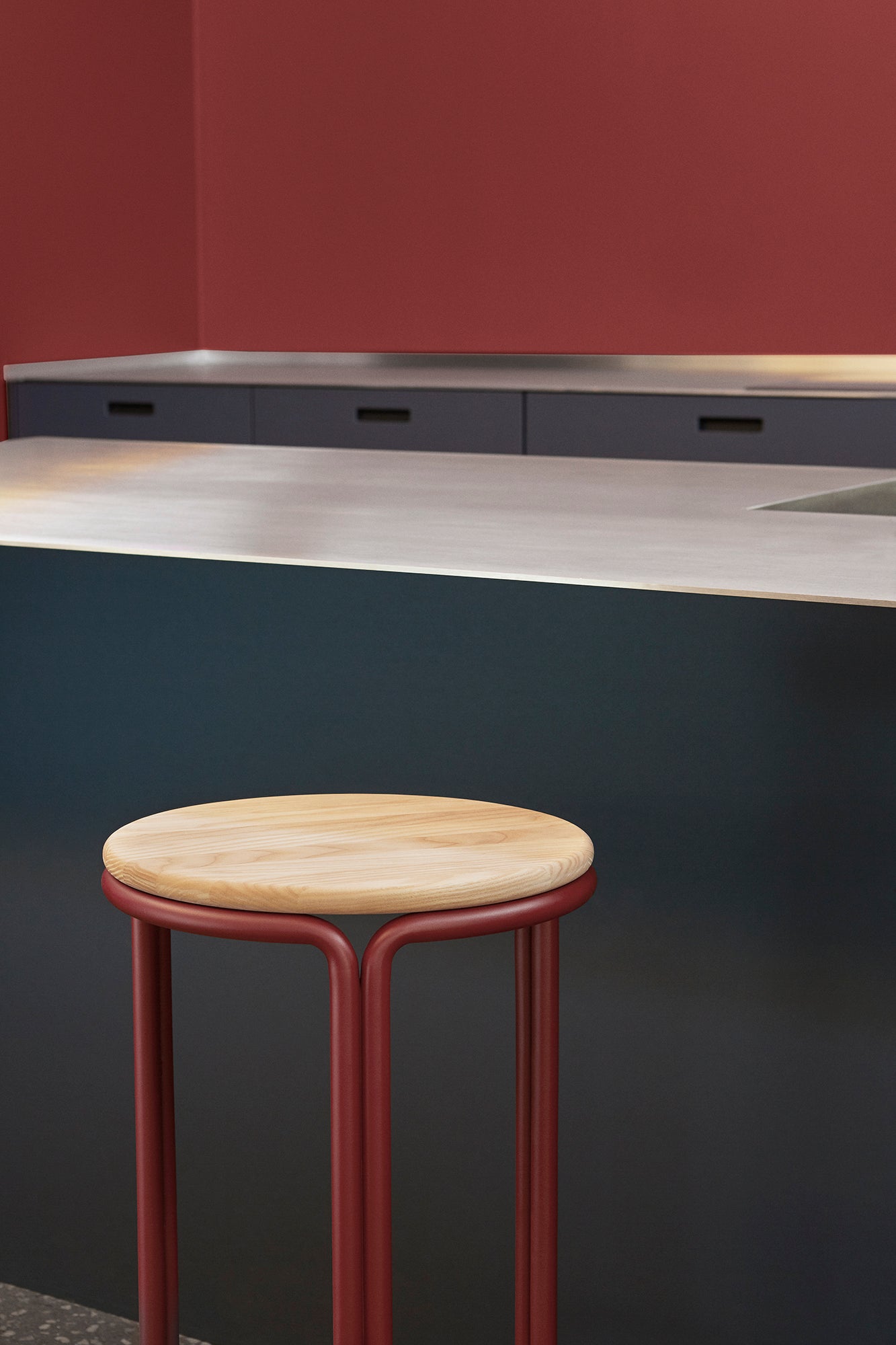 Hoker HARDIE červený s prírodným sedadlom