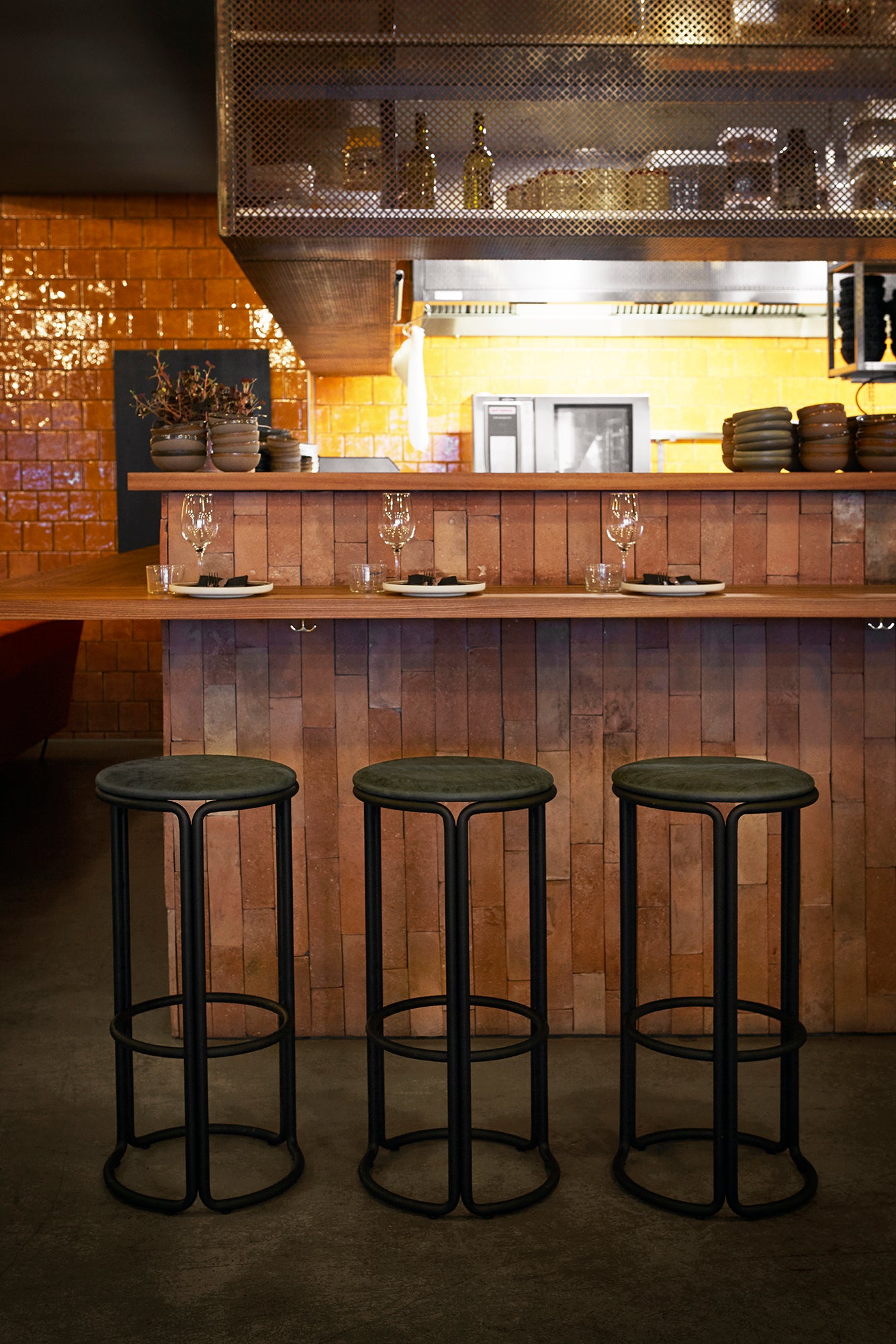 HARDIE black stool with black seat