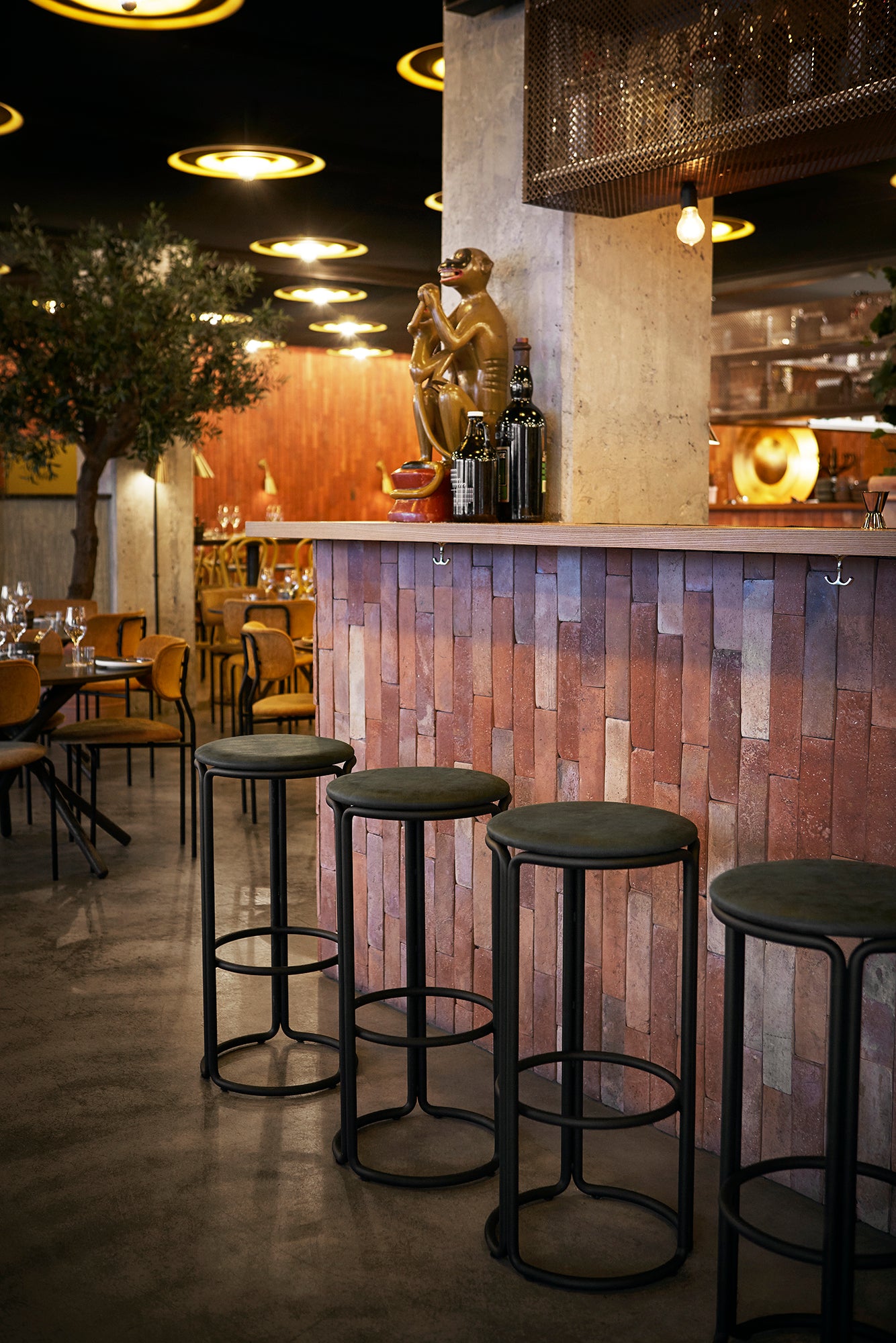 HARDIE black stool with black seat