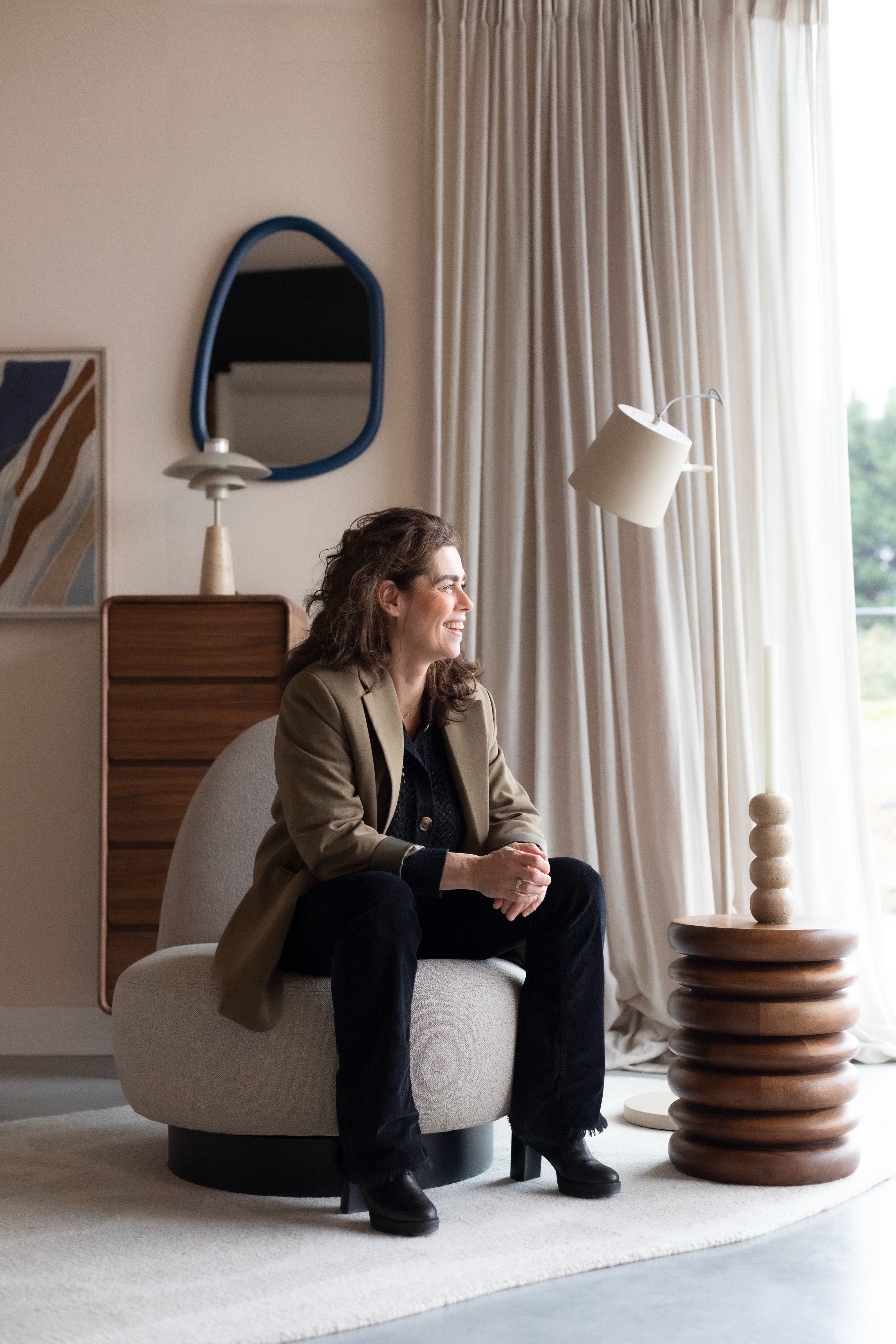 EDEN armchair cappuccino with black base