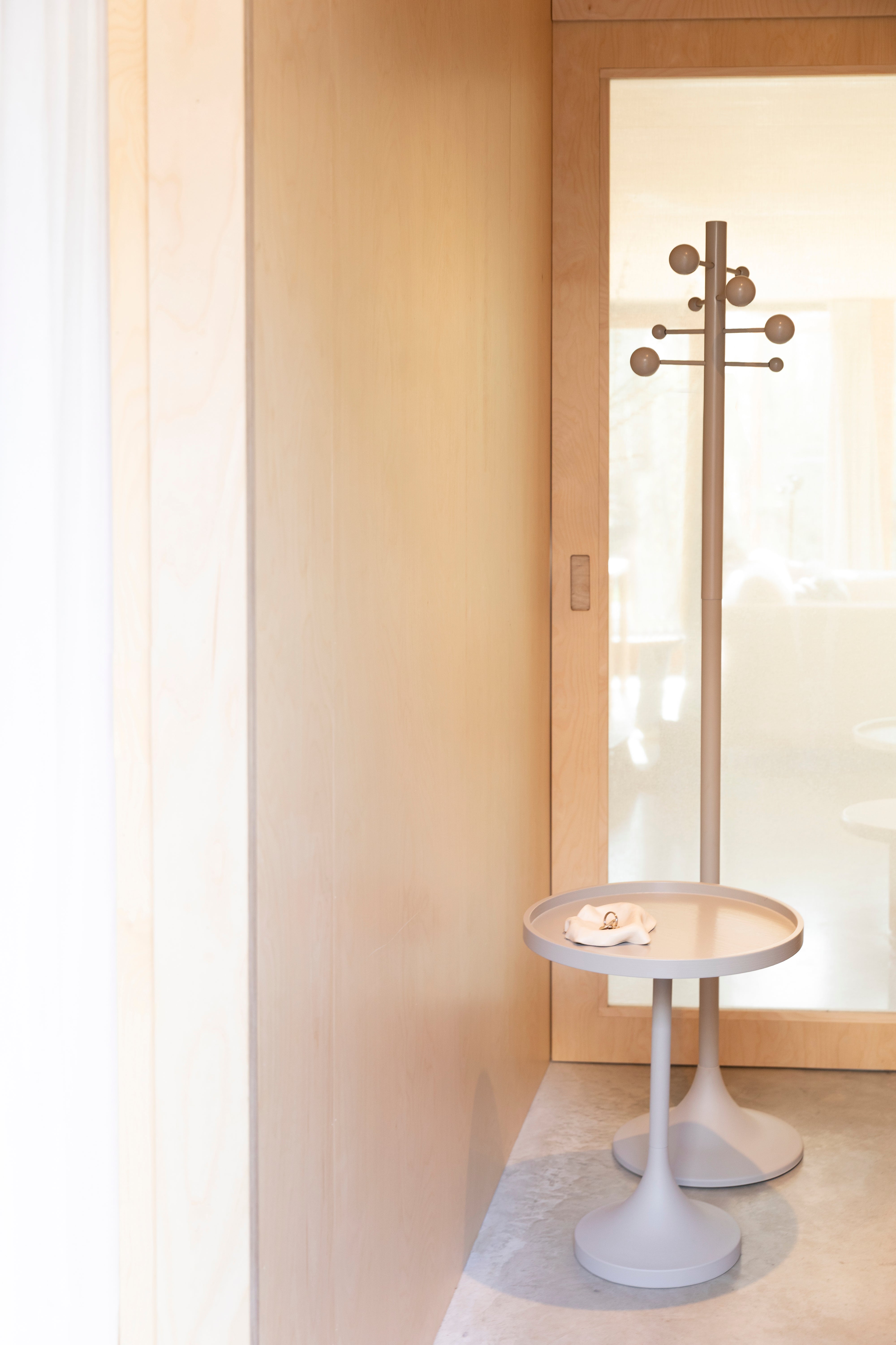 Vešiak JASON béžový