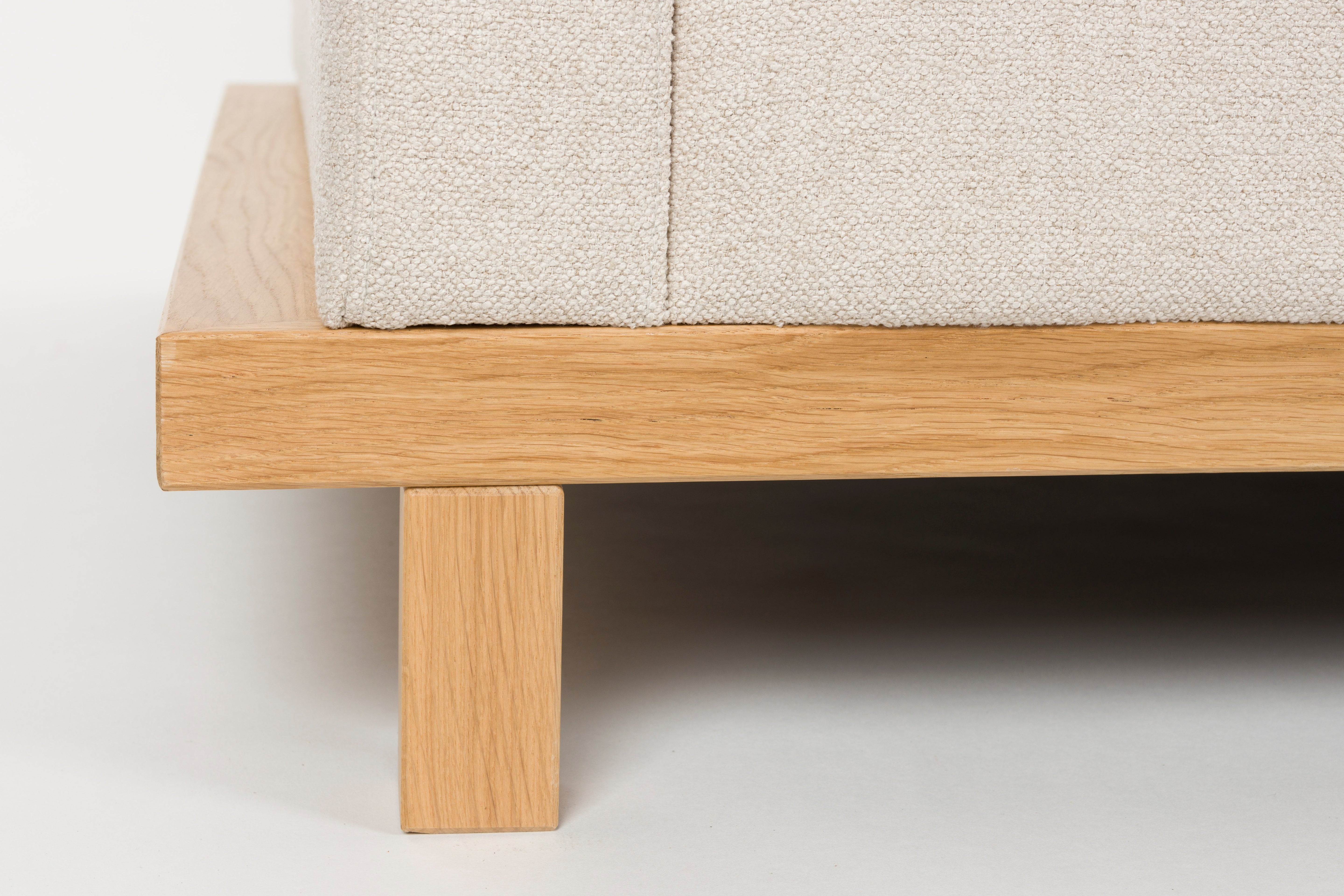 Sofa 3-osobová BLOSSOM béžová s drevenou základňou