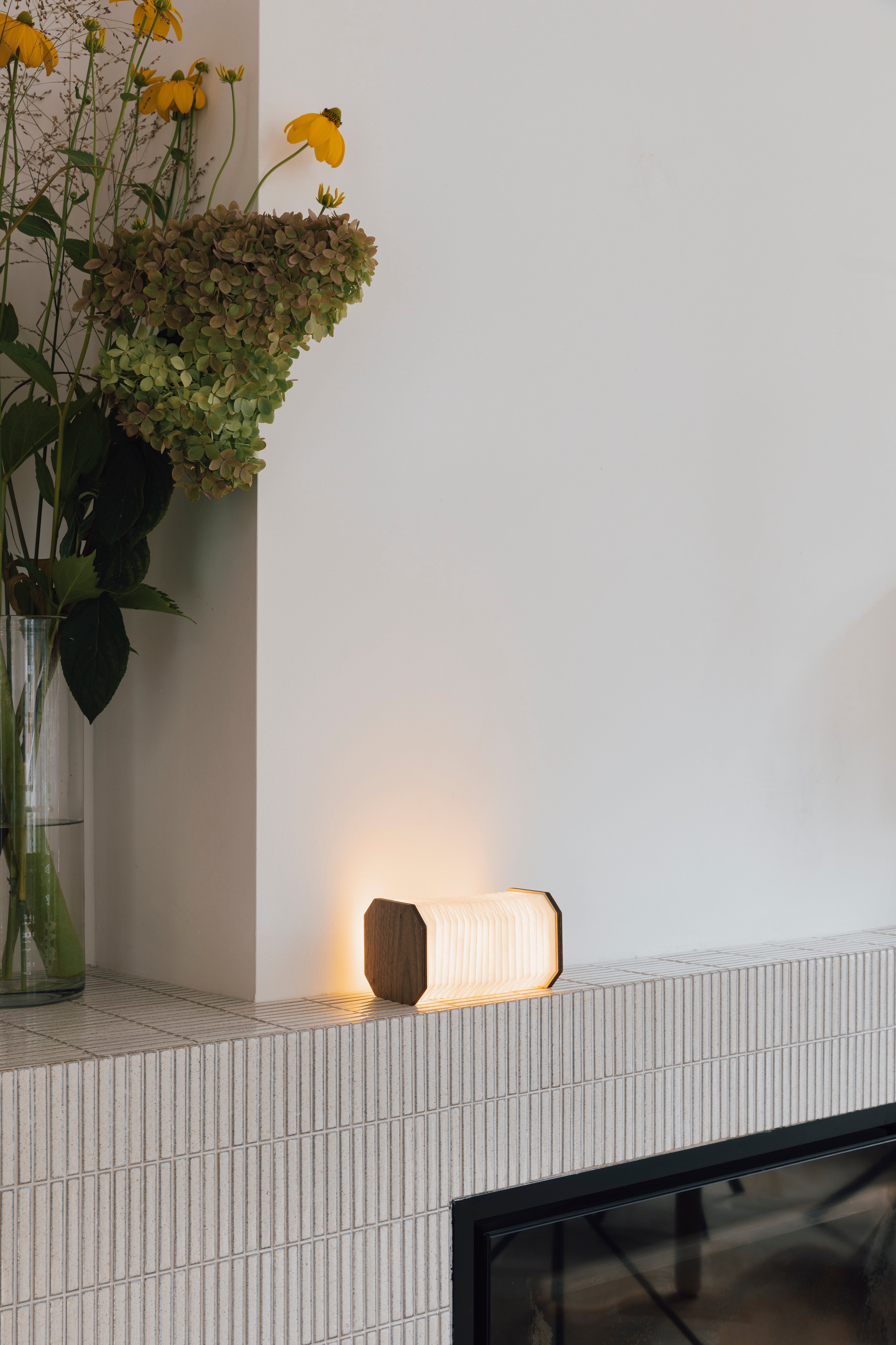 Prenosná lampa CAKE orechová dyha s bielou