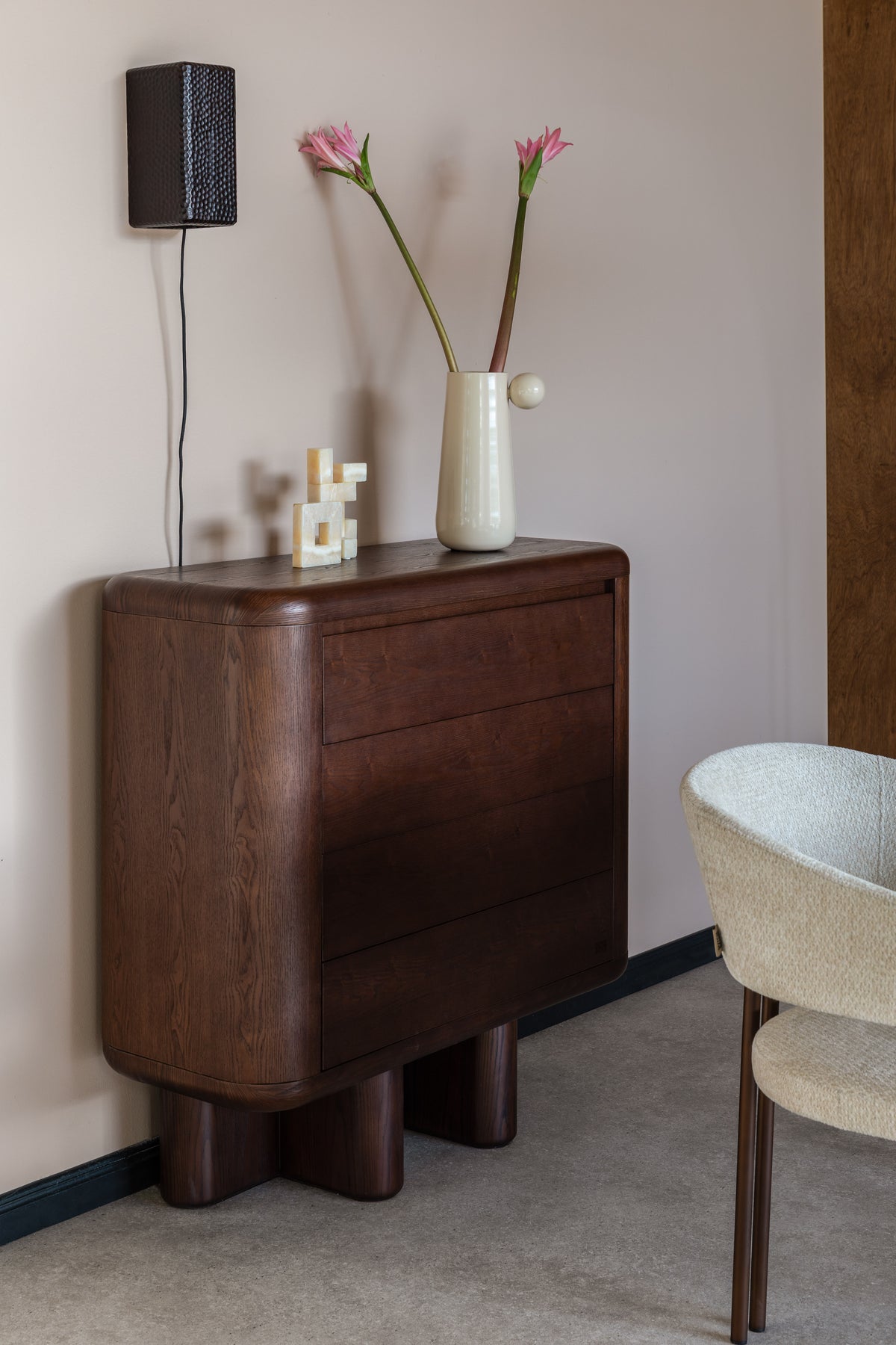 Komoda s zásuvkami HERMAN tmavohnedý jaseňový dyha