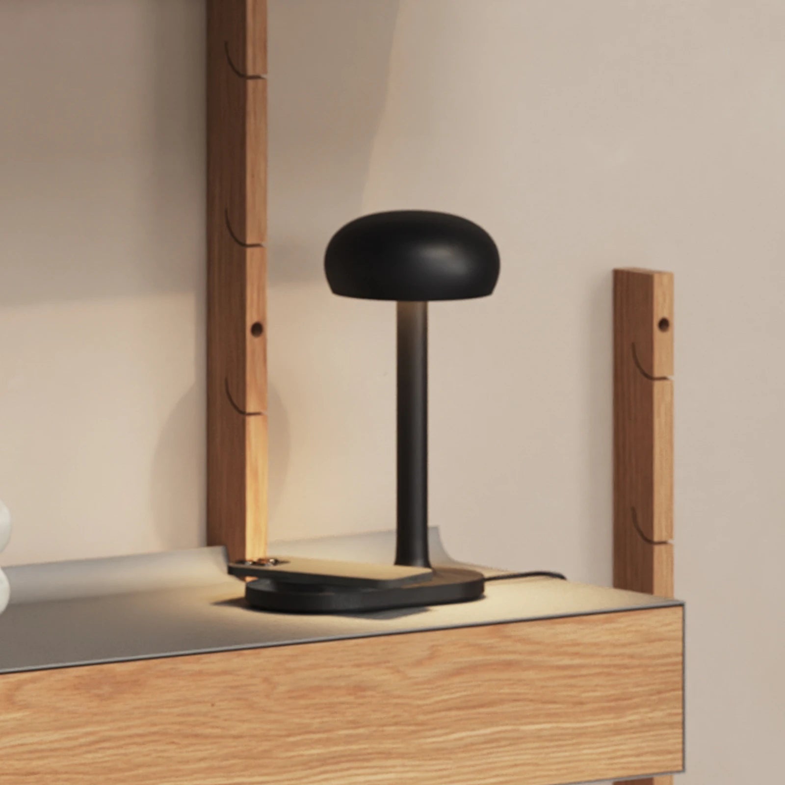 EMENDO black table lamp with wireless charger