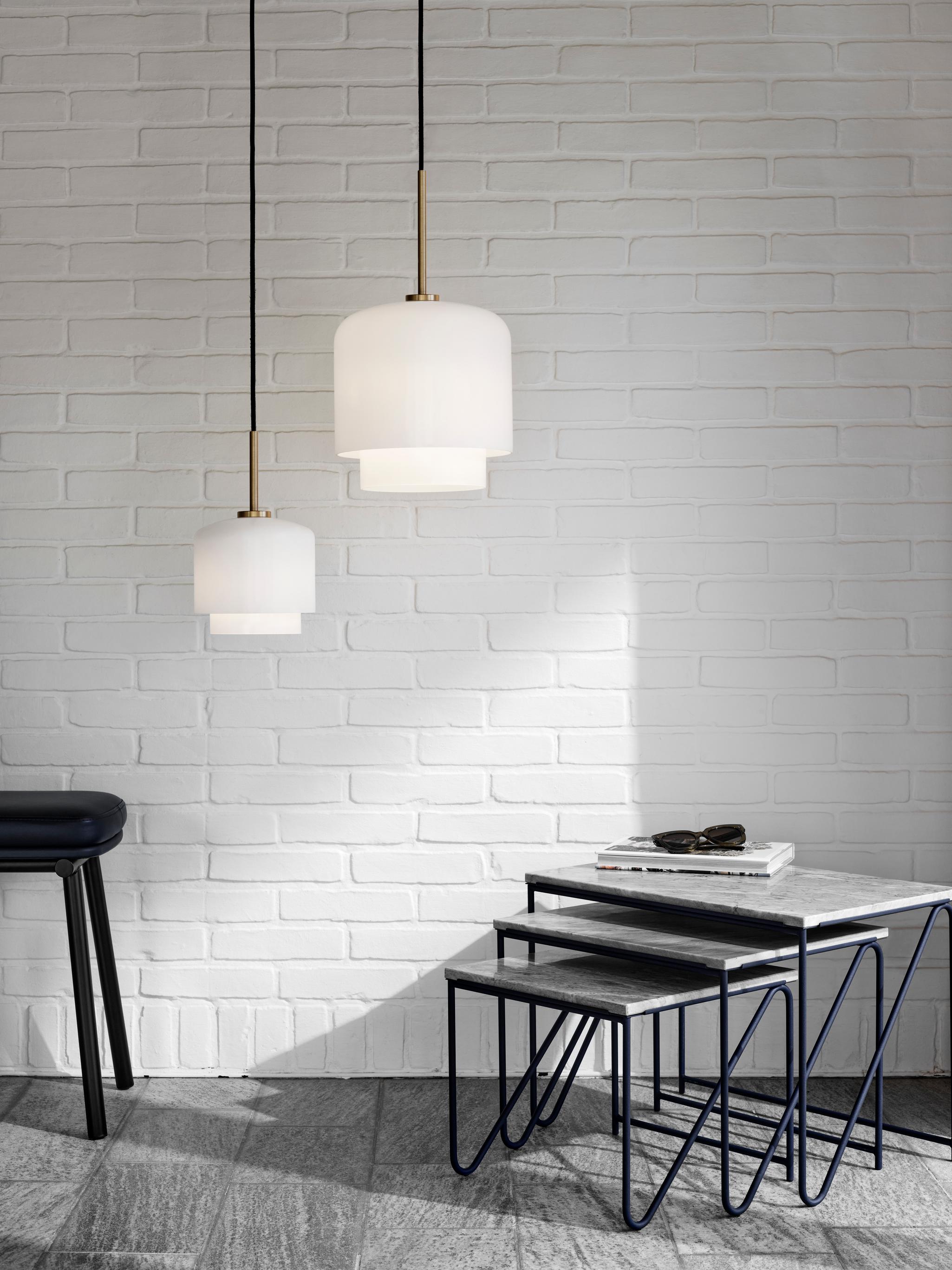 Závesná lampa MEGUMI biela s mosadzným povrchom