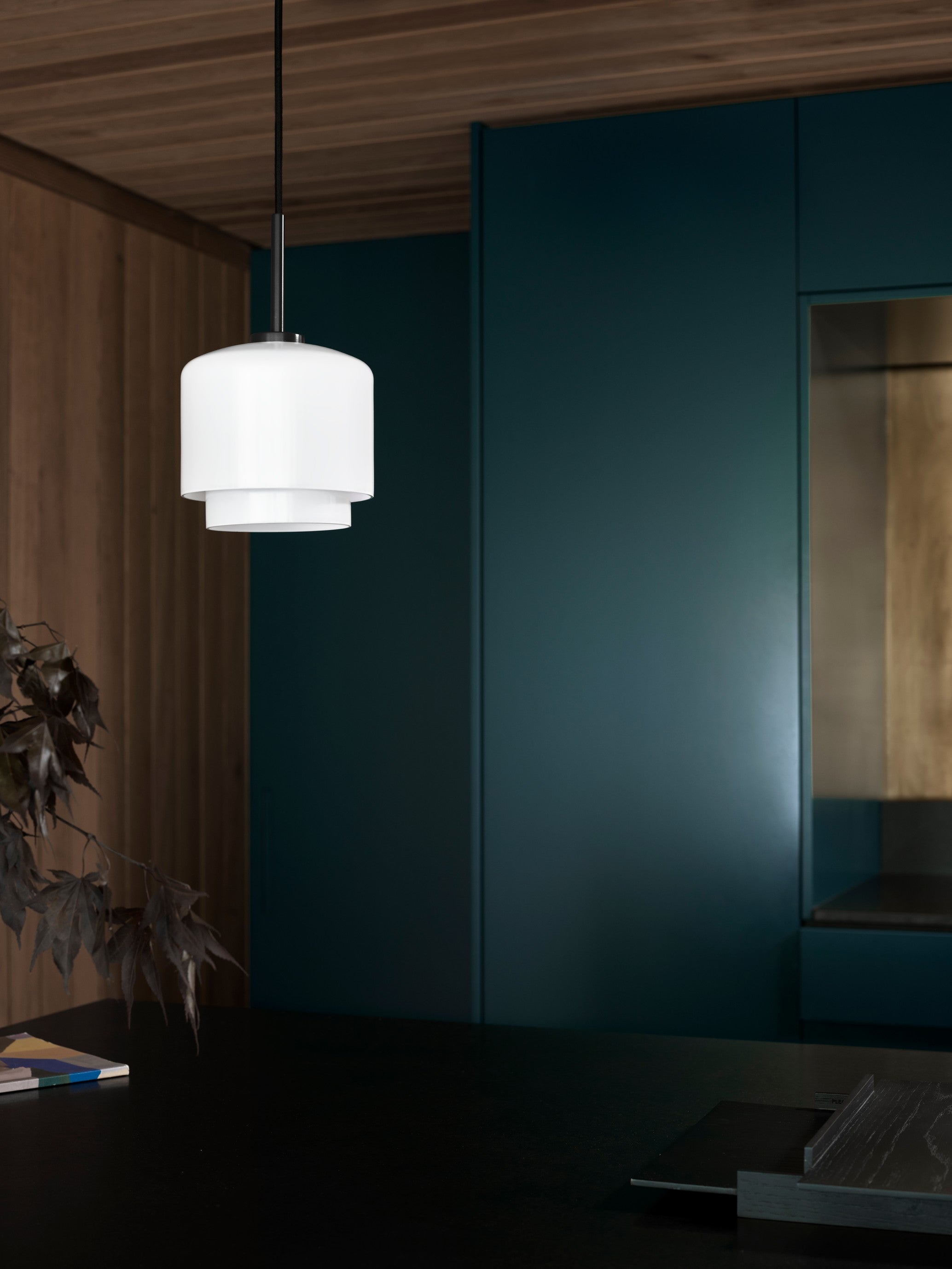 Závesná lampa MEGUMI biela s čiernym povrchom