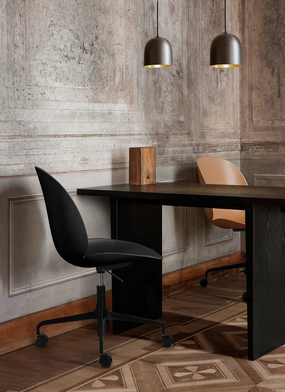 BEETLE upholstered office chair with oak wood