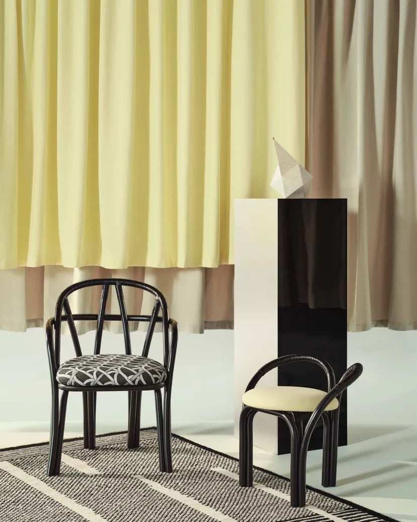 Čalúnená stolička BISTRA s ratanovým ebenovým podstavcom