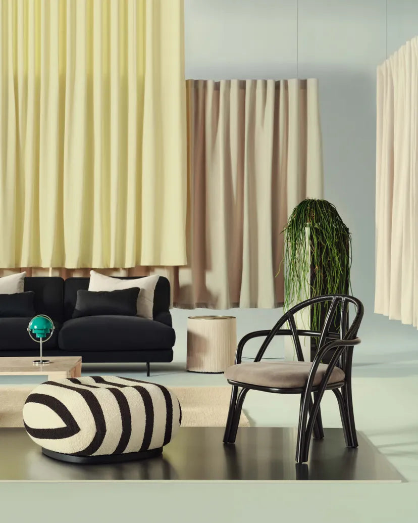 Kreslo BISTRA čalúnené s ratanovým ebenovým podstavcom