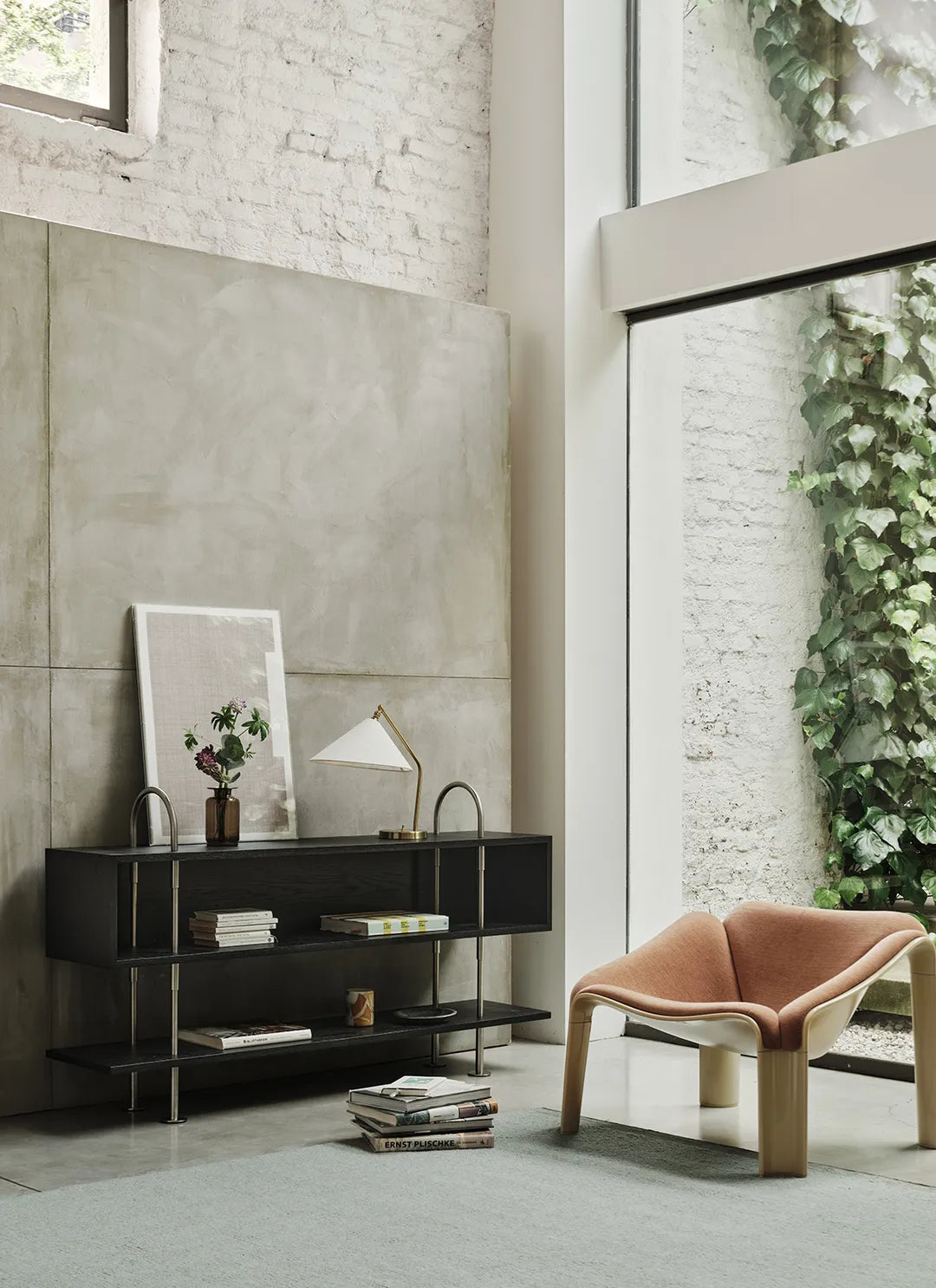 Regál KEEN BOX tmavé jaseňové drevo s čiernym mosadzným rámom