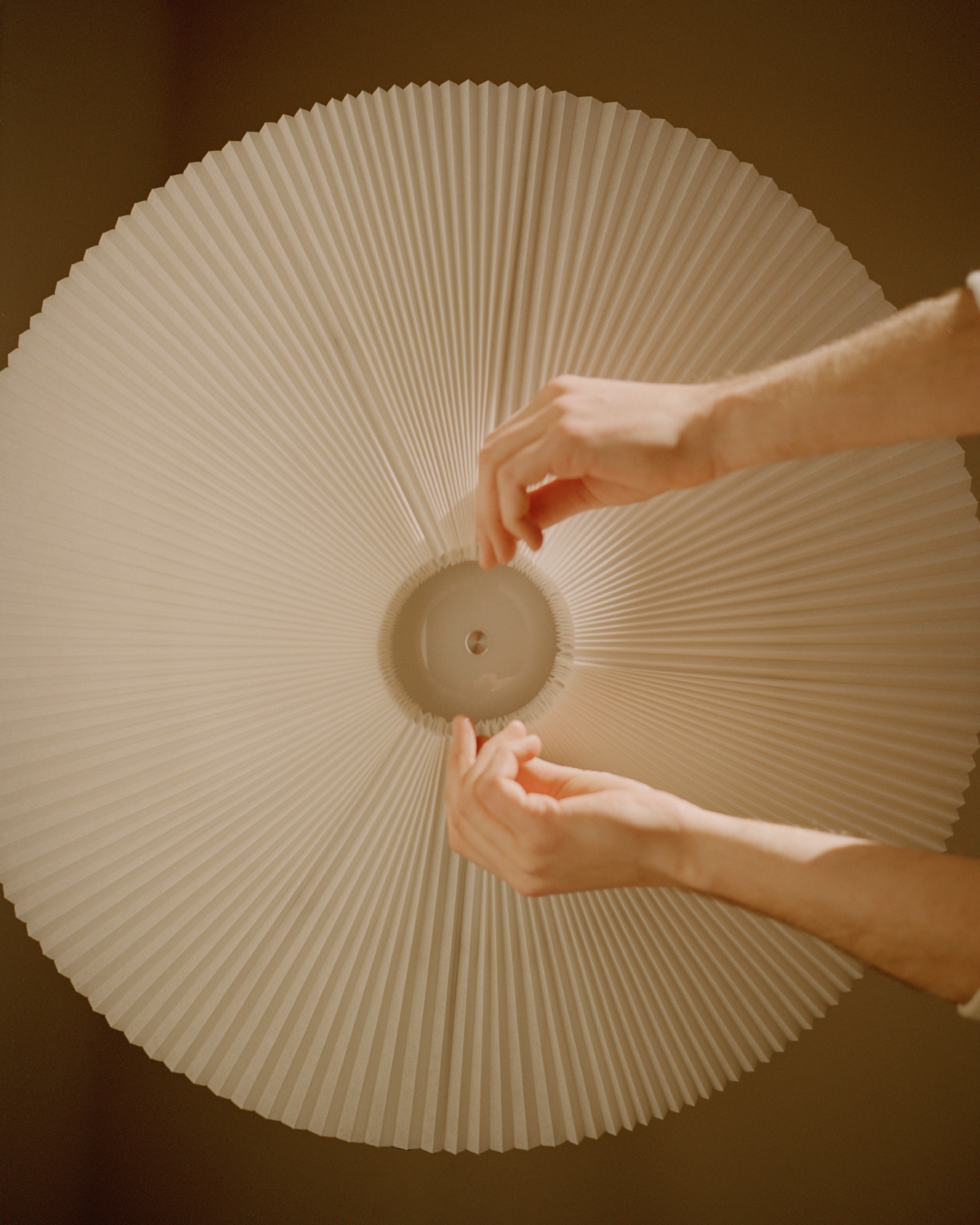 Závesná lampa NEBRA biela