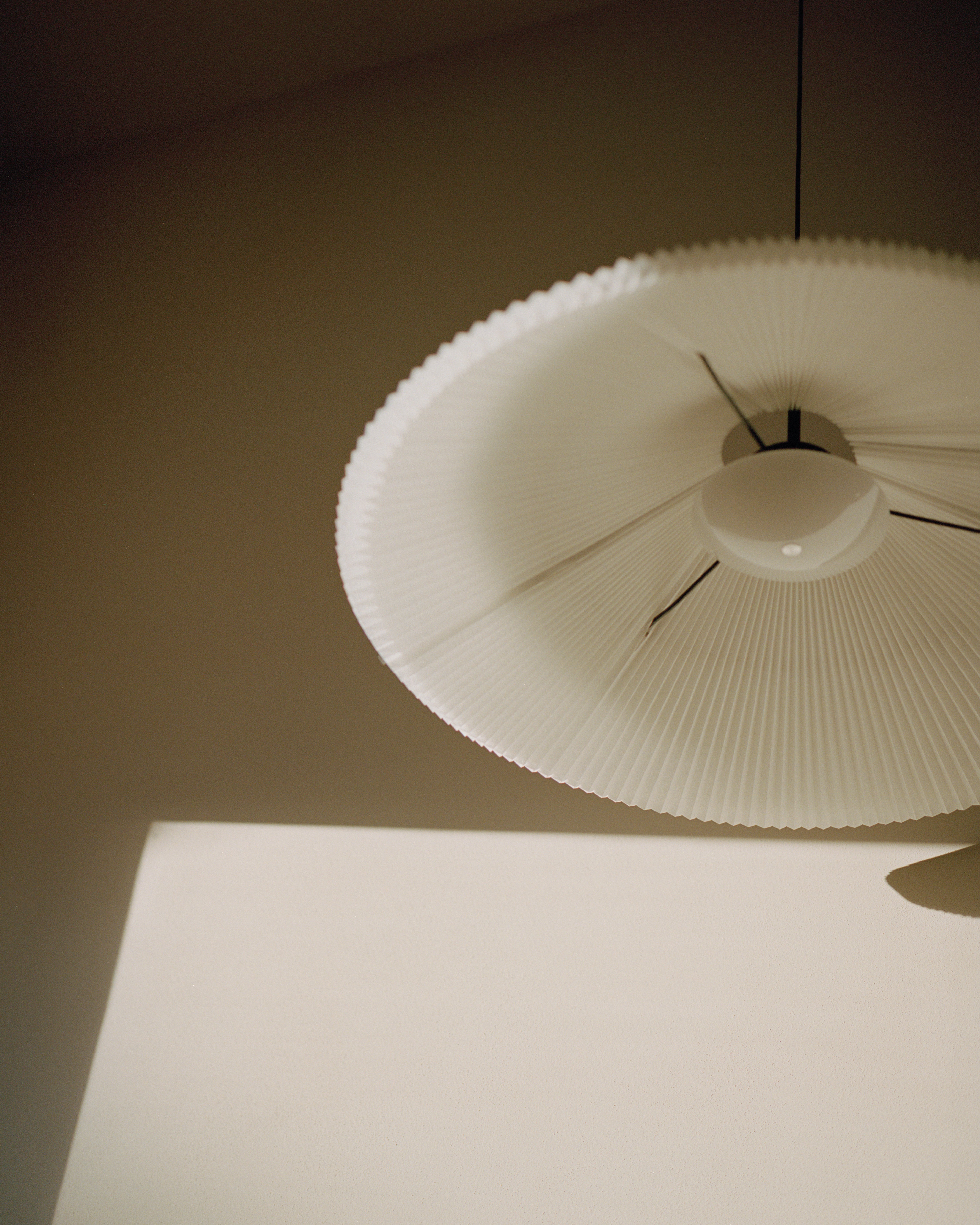 Závesná lampa NEBRA biela