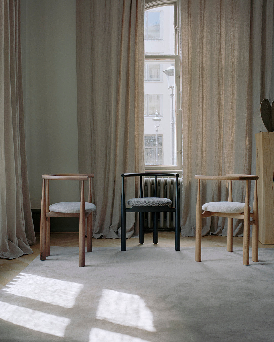 Bukowski chair upholstered with an oak base