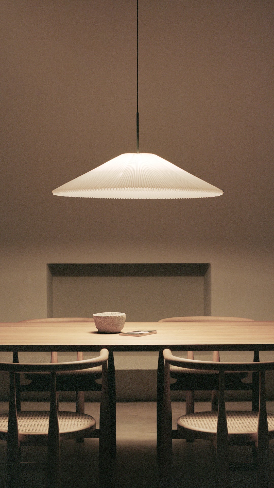 Závesná lampa NEBRA biela