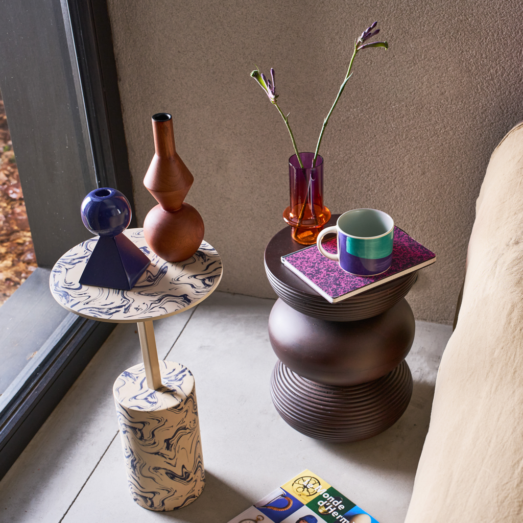 Béžový bočný stolík STEN s modrou farbou