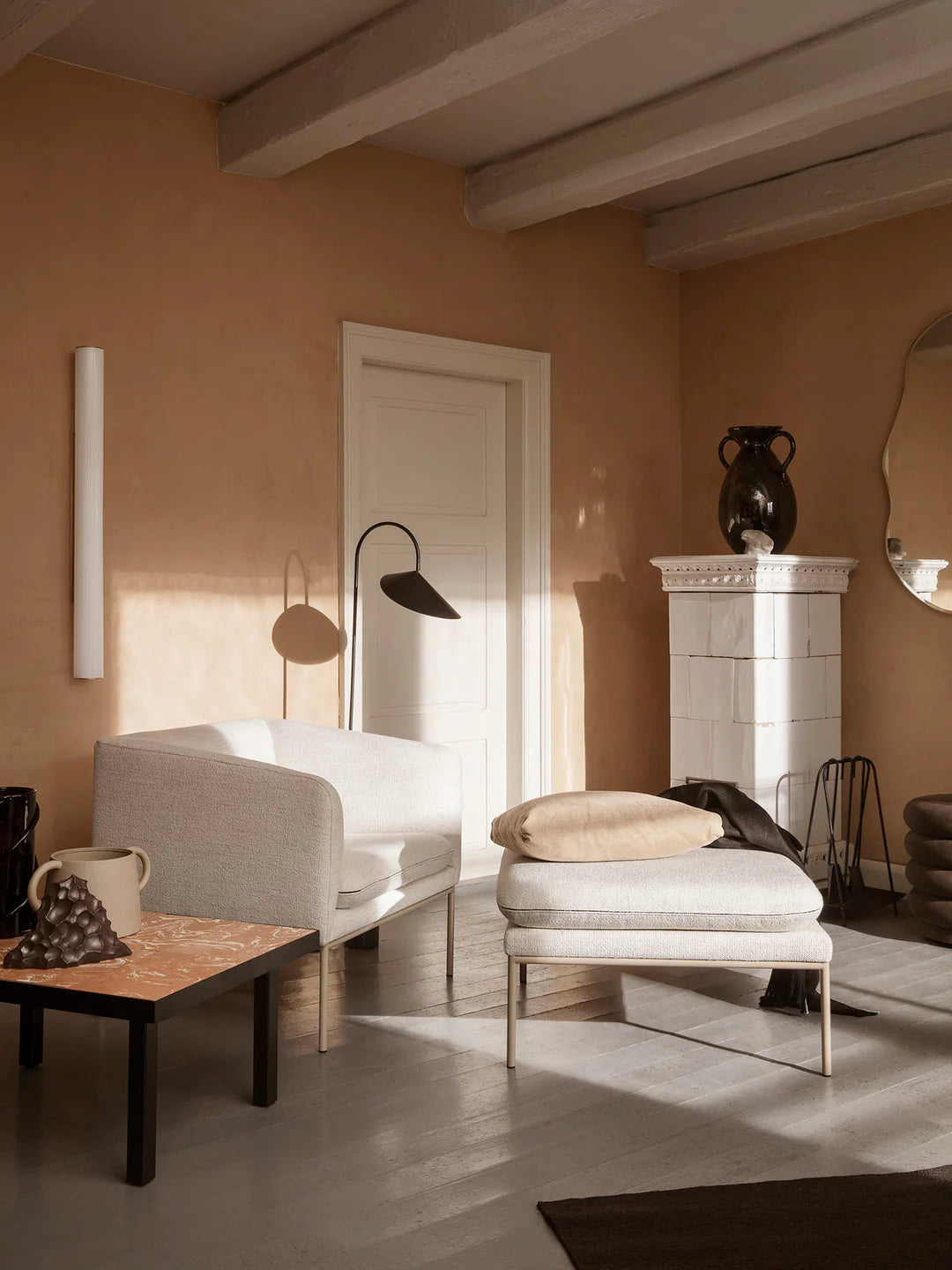 Nástenná lampa VUELTA LONG biela so oceľovým povrchom