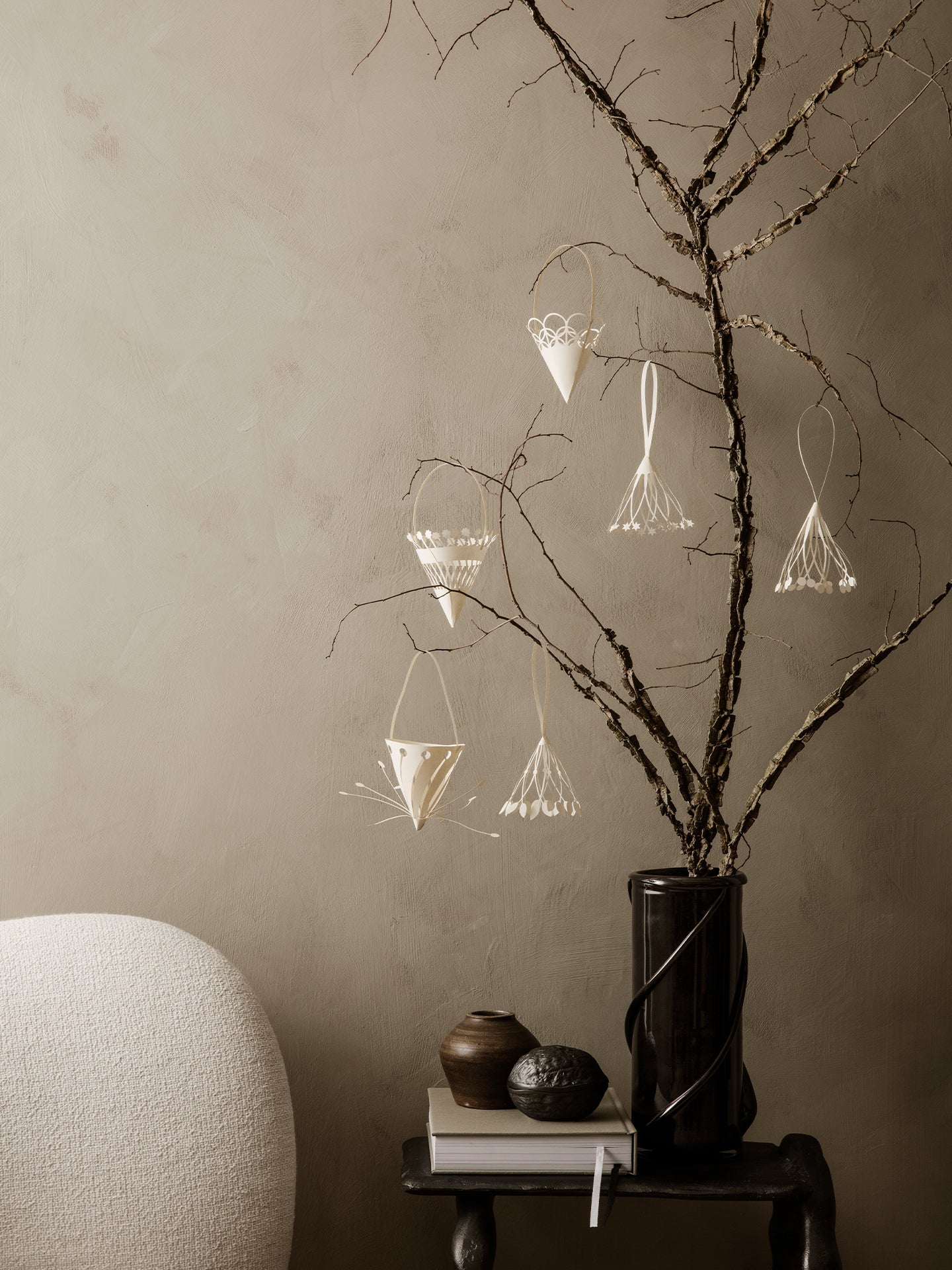 Súprava vianočných dekorácií PAPIEROVÉ KUŽELE biela