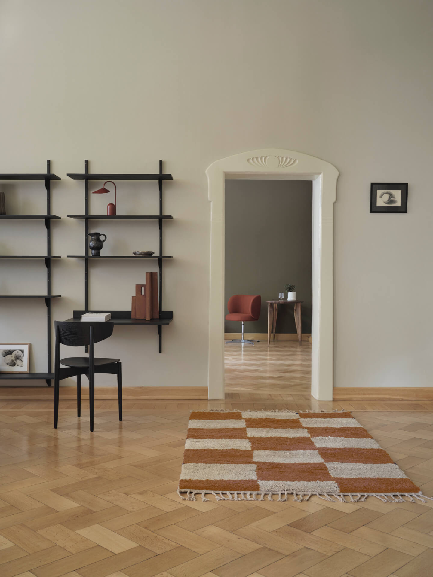 MARA KNOTTED rug, broken white with brick red.