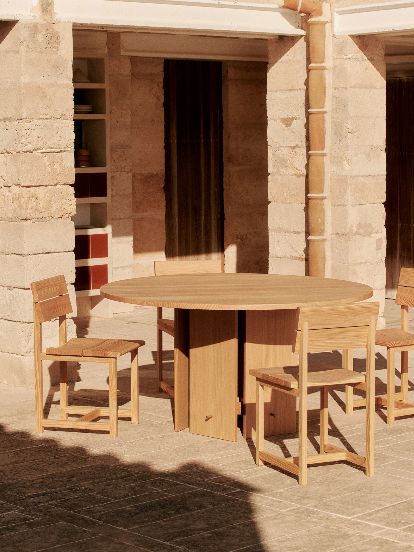 AUKKO Round Table Solid Douglas Fir