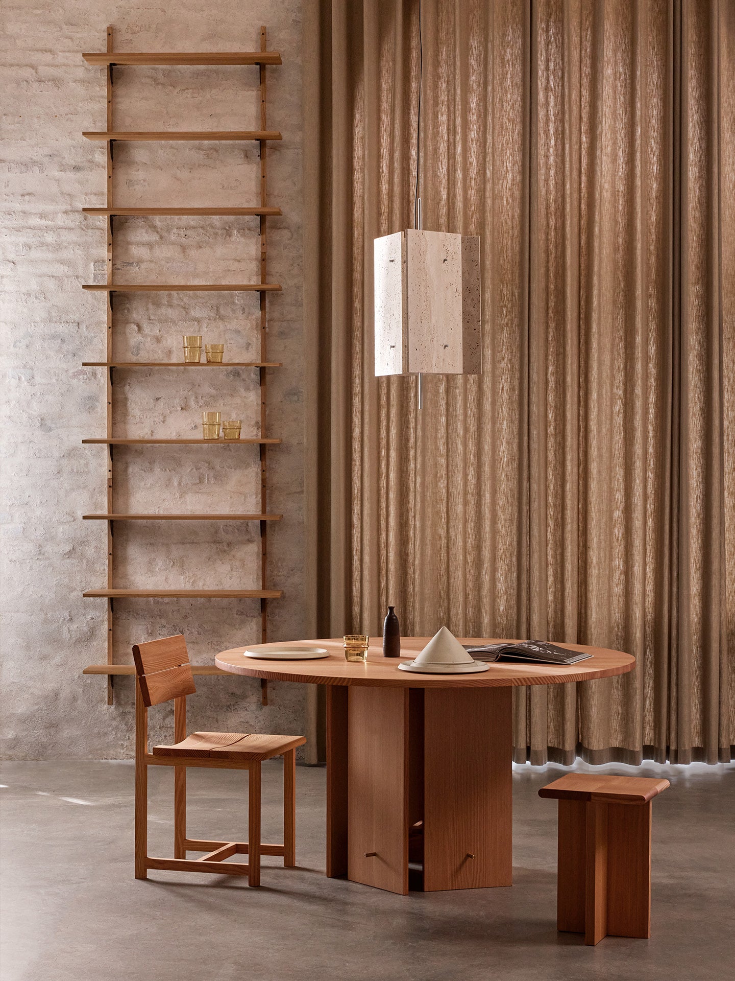 AUKKO Round Table Solid Douglas Fir