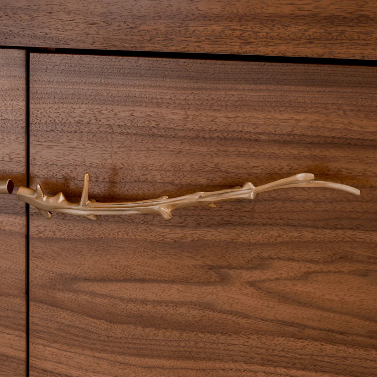 Komoda CHARFORD orechový dyha