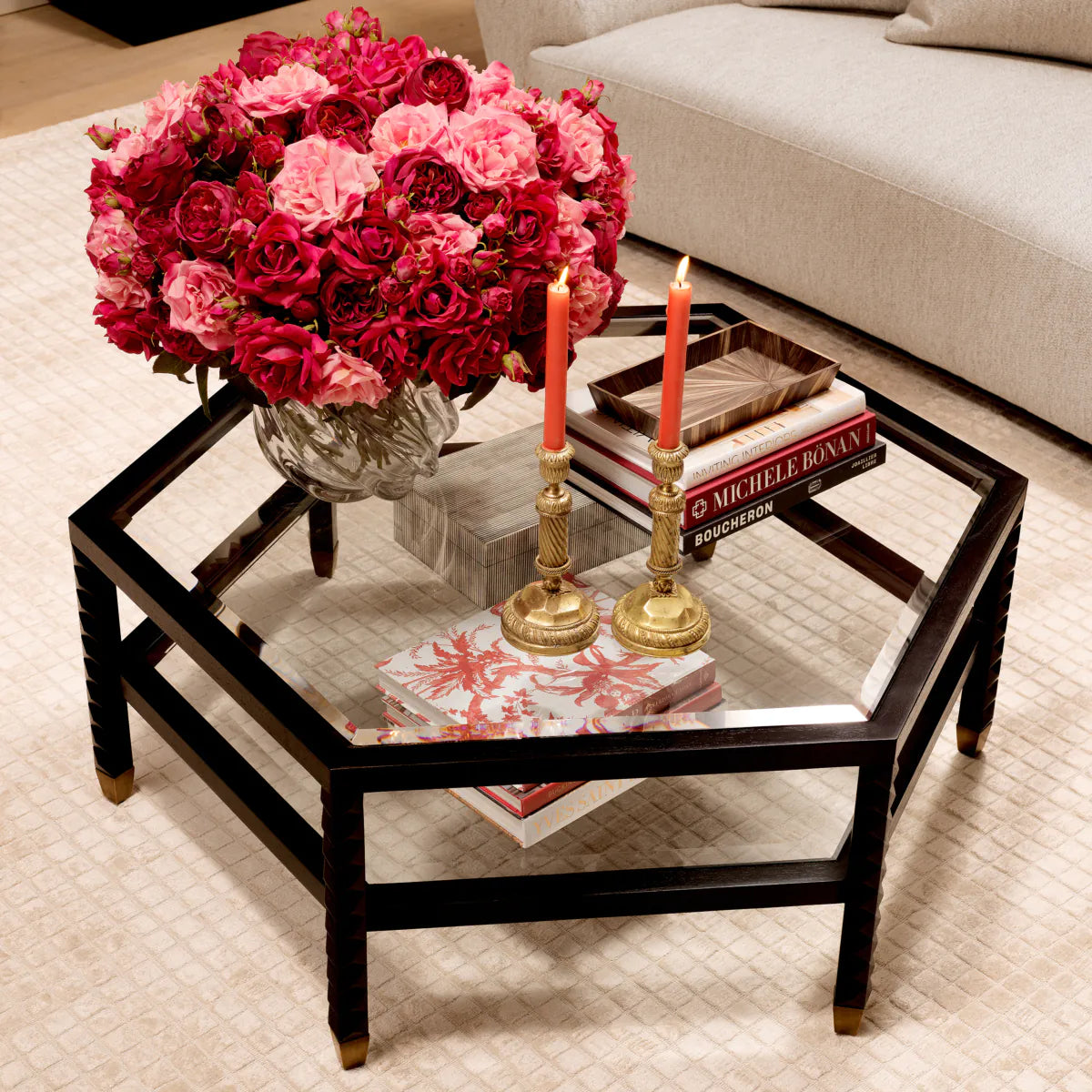 Kávový stolík CORNELIUS so sklenenou doskou a čiernym podstavcom