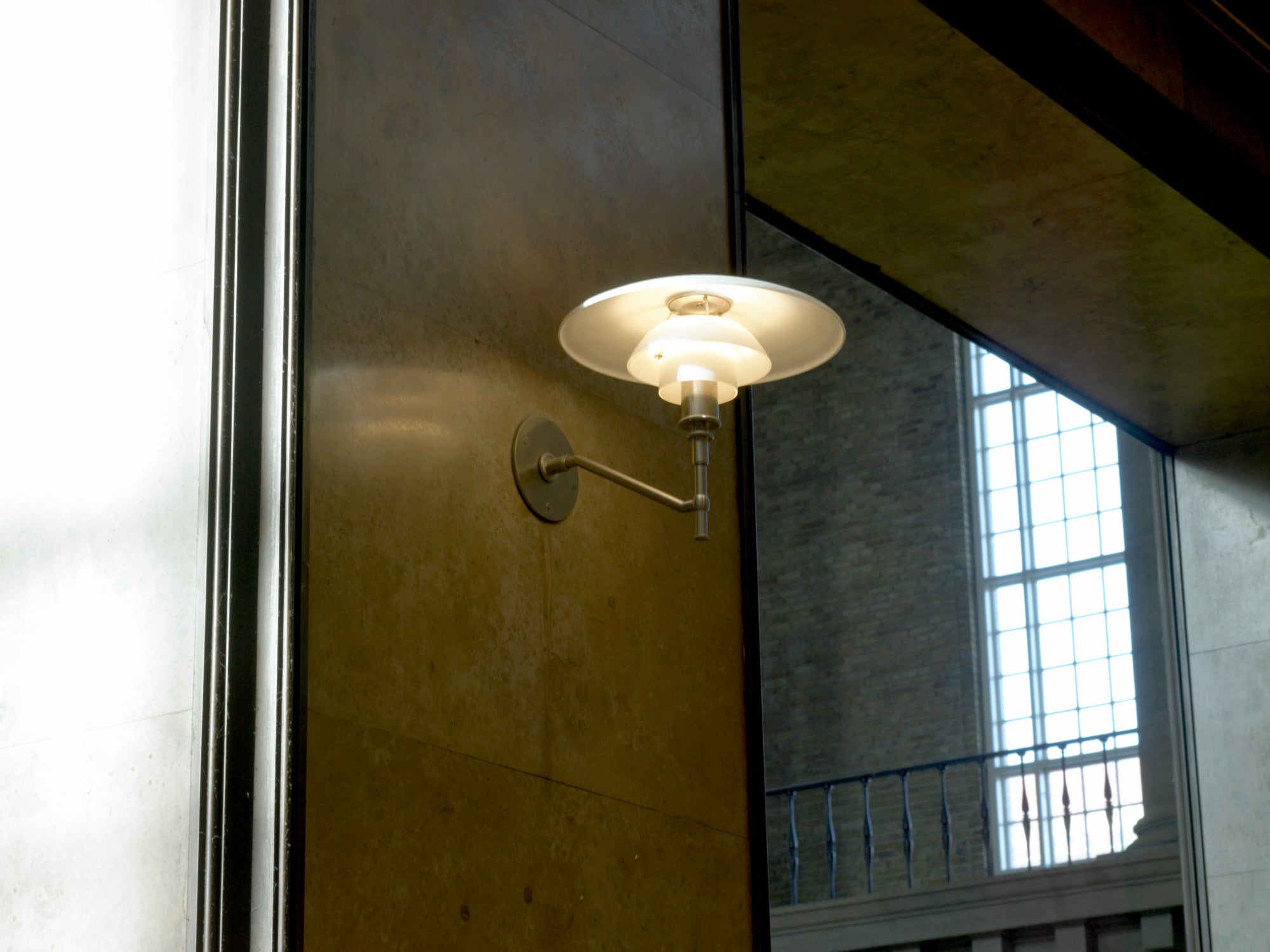 Nástenná lampa PH 3/2 biela s chrómovým podstavcom