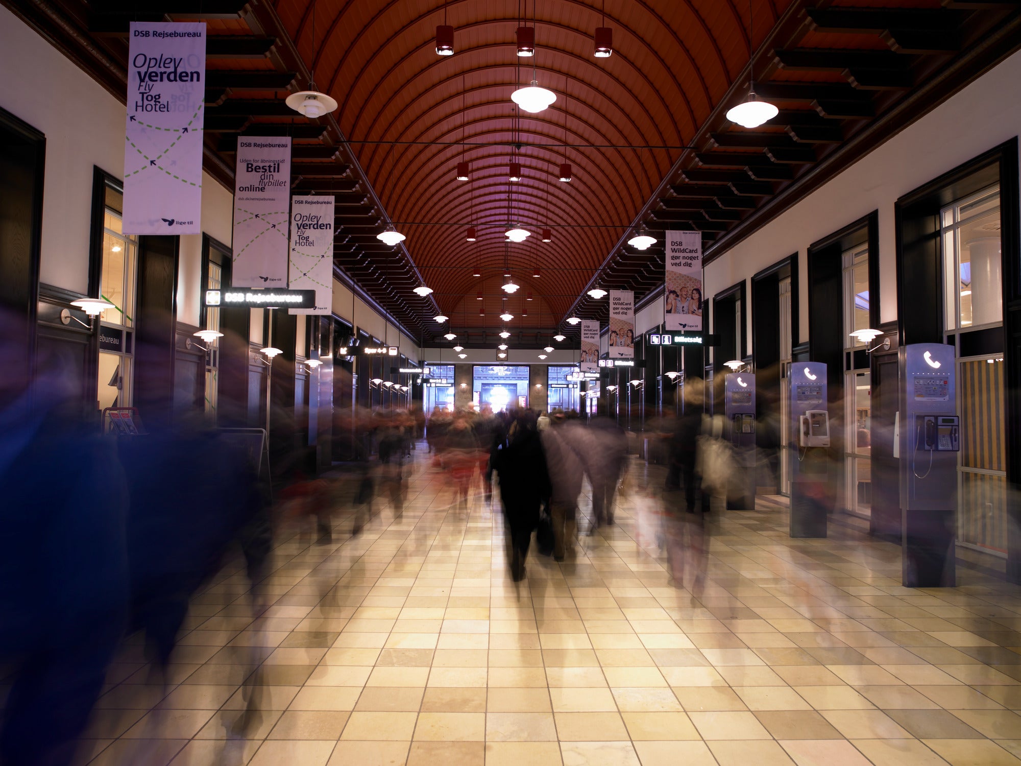 Nástenná lampa PH 3/2 biela s chrómovým podstavcom