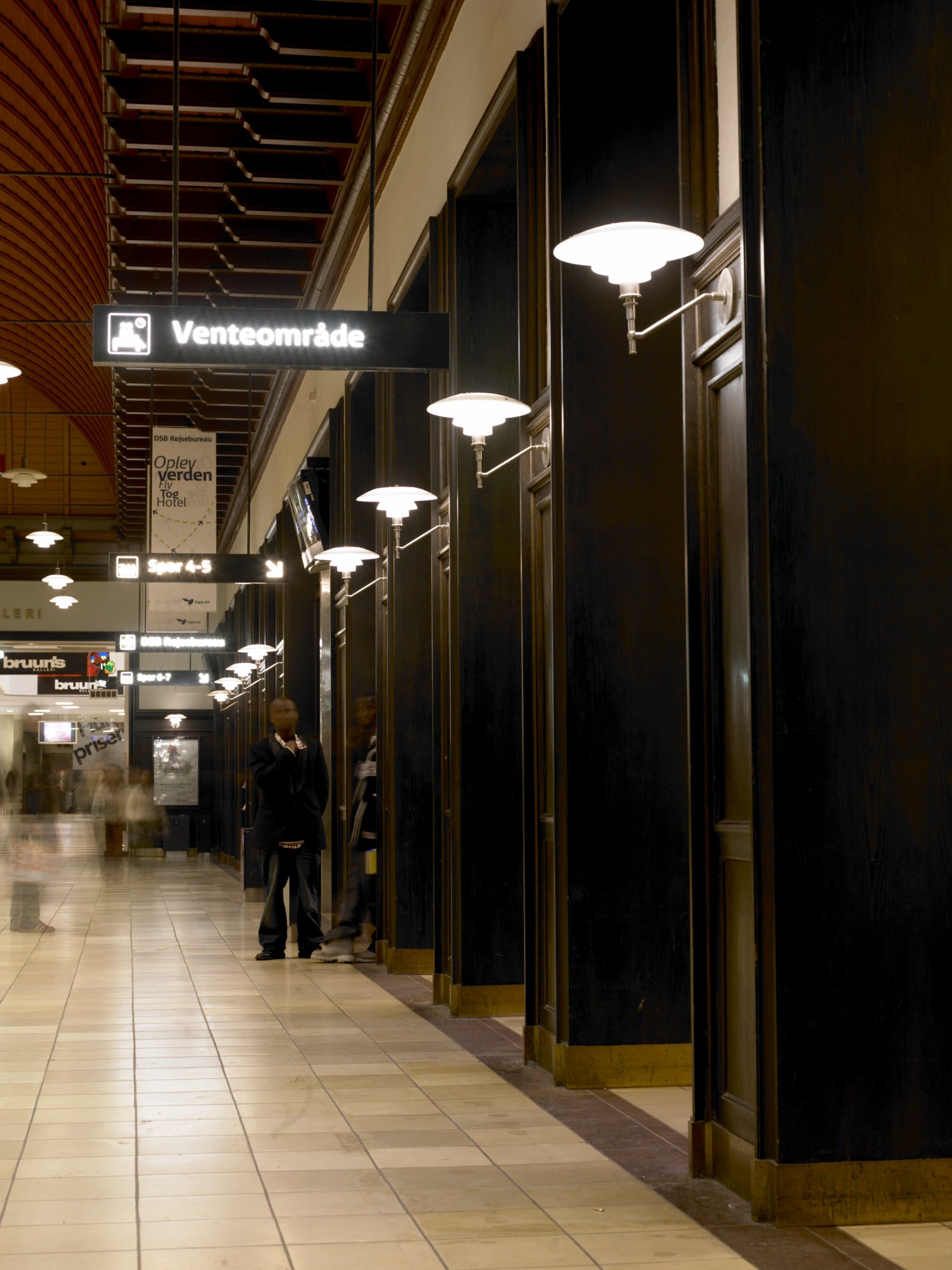 Nástenná lampa PH 3/2 biela s chrómovým podstavcom