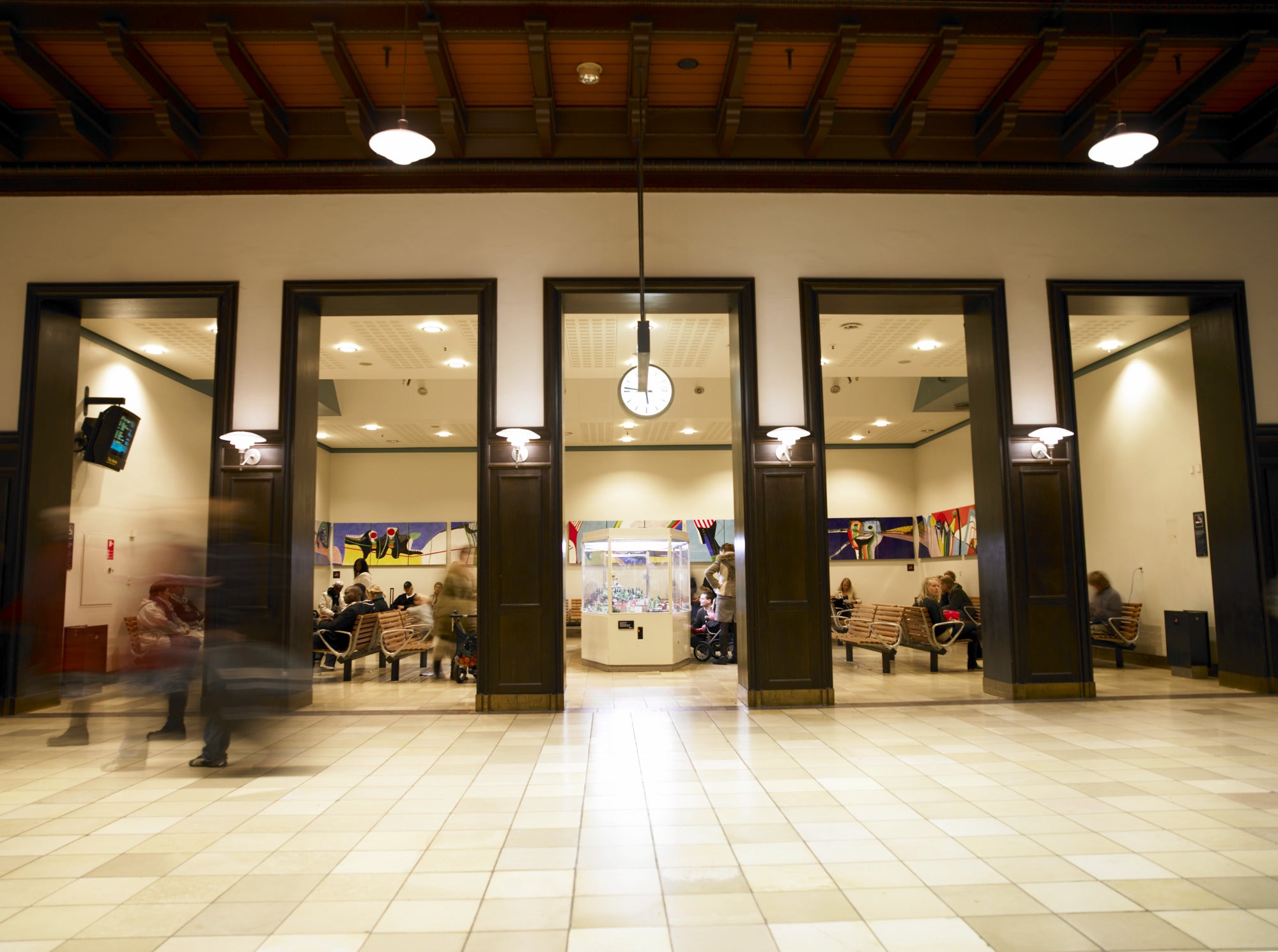 Nástenná lampa PH 3/2 biela s chrómovým podstavcom