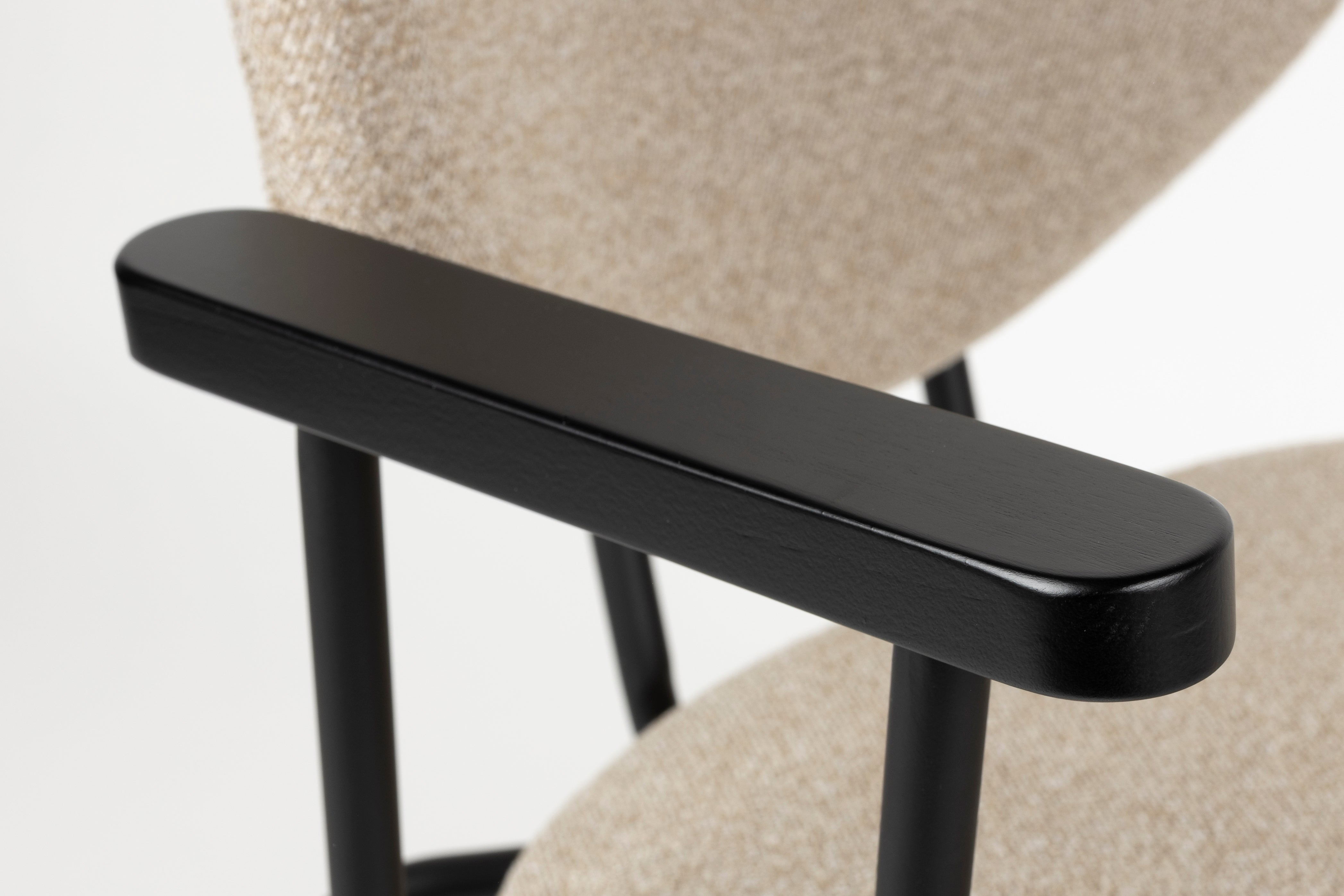 Kreslo s podrúčkami ZELO béžové s čiernym podstavcom