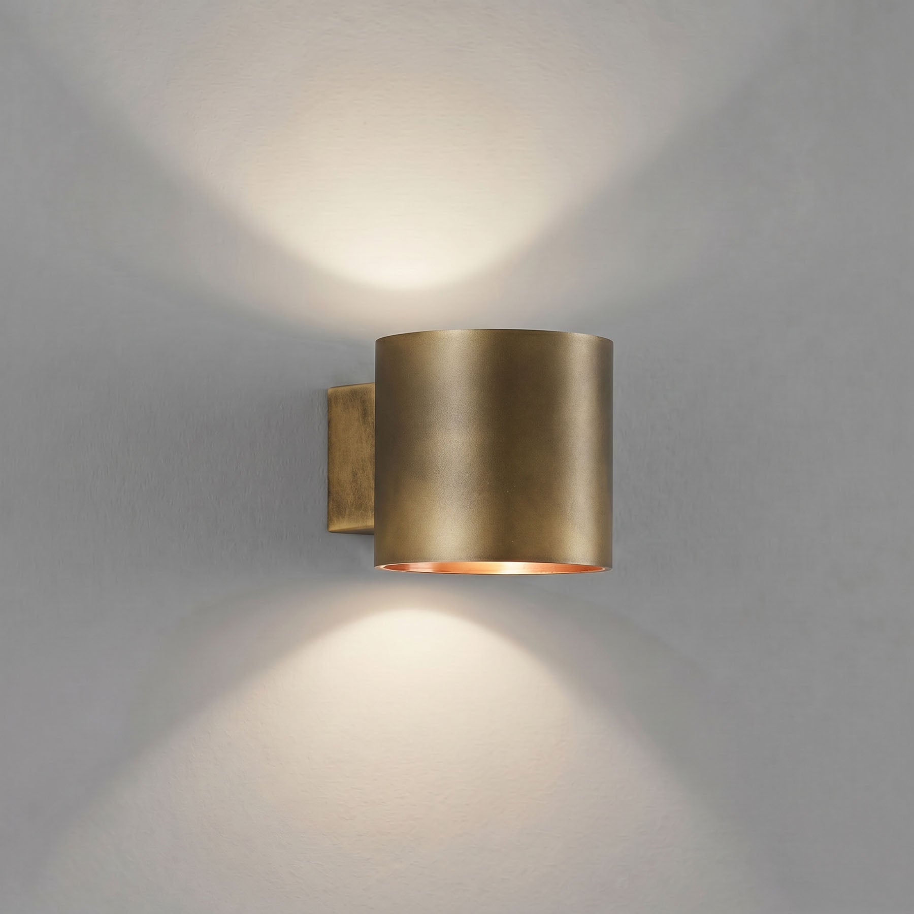 Nástenná lampa TUBE, brúsený mosadz