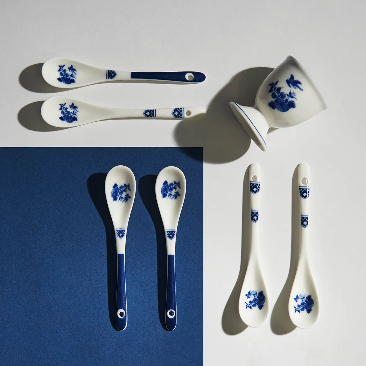 Biele vajíčkové poháre DELFTWARE s modrým dekorom