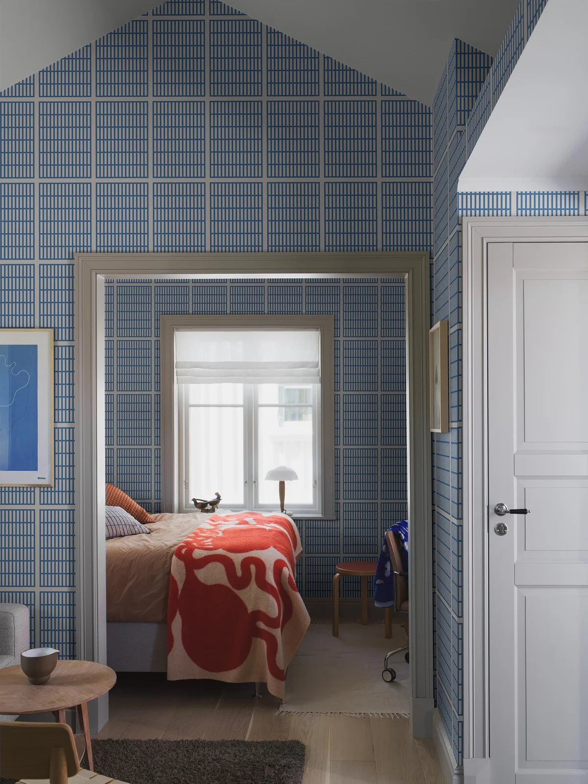 Tapeta s geometrickým vzorom ALVAR AALTO 14/6 biela s modrou