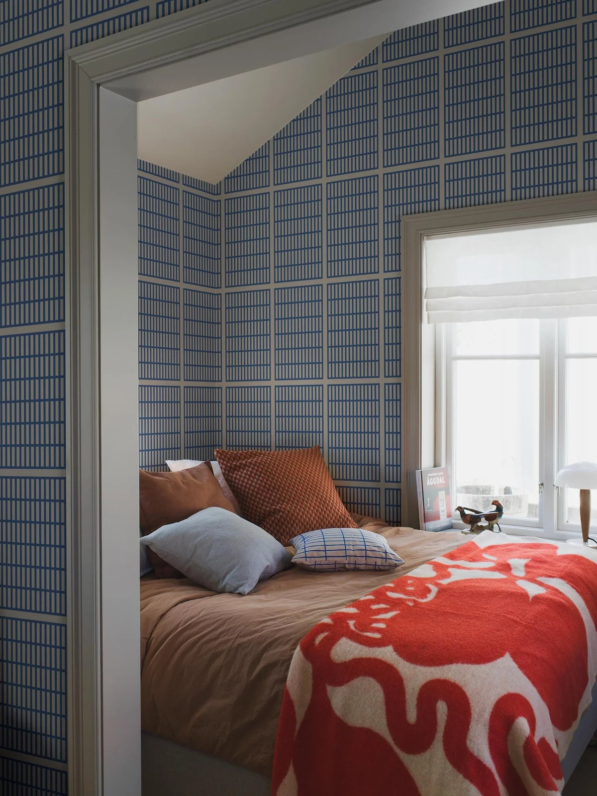 Tapeta s geometrickým vzorom ALVAR AALTO 14/6 biela s modrou