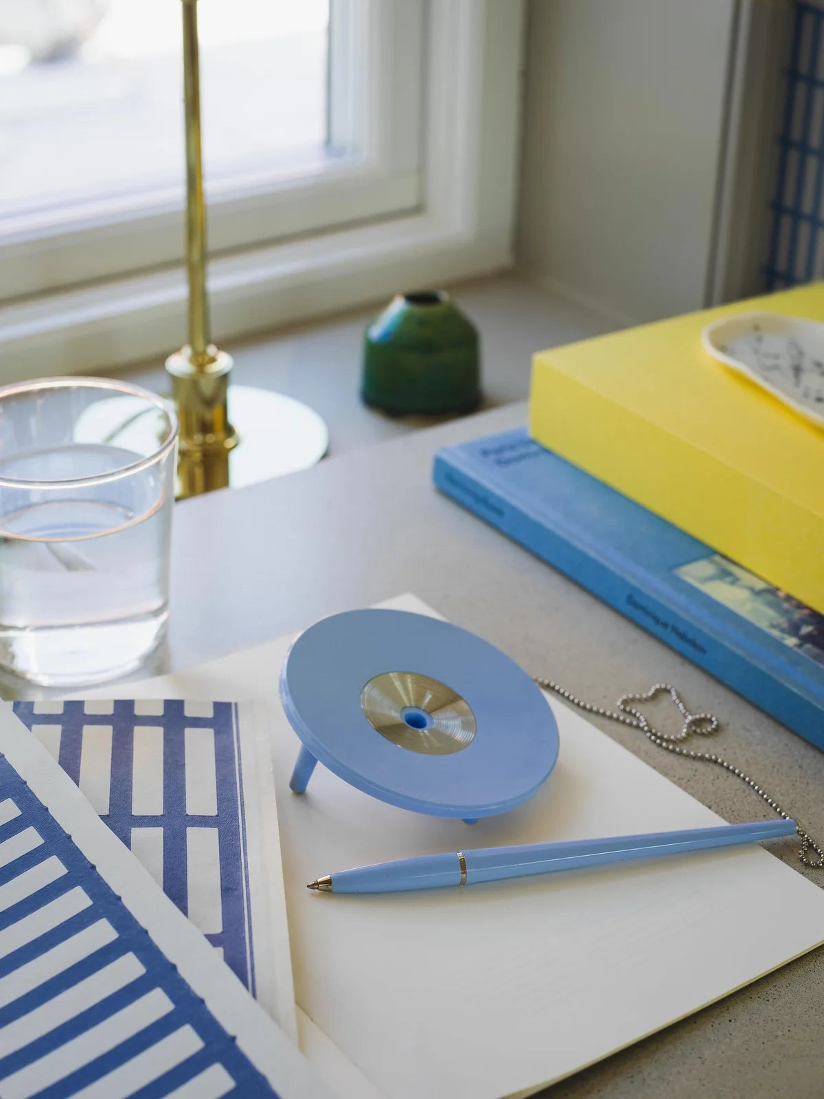 Tapeta s geometrickým vzorom ALVAR AALTO 14/6 biela s modrou